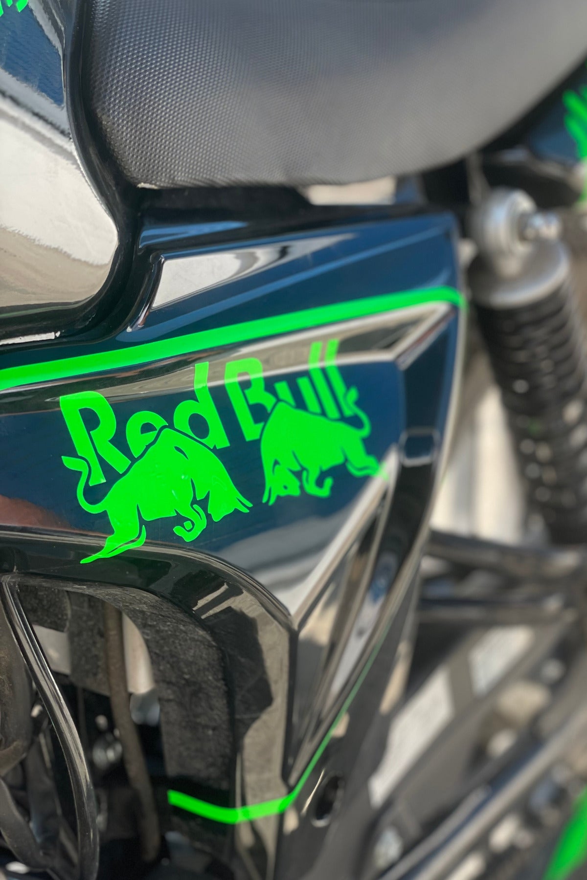 Motor-Araba-Kask İçin Boğa Enerji Neon Yeşil Sticker Etiket 15CMx6CM (1 Adet)