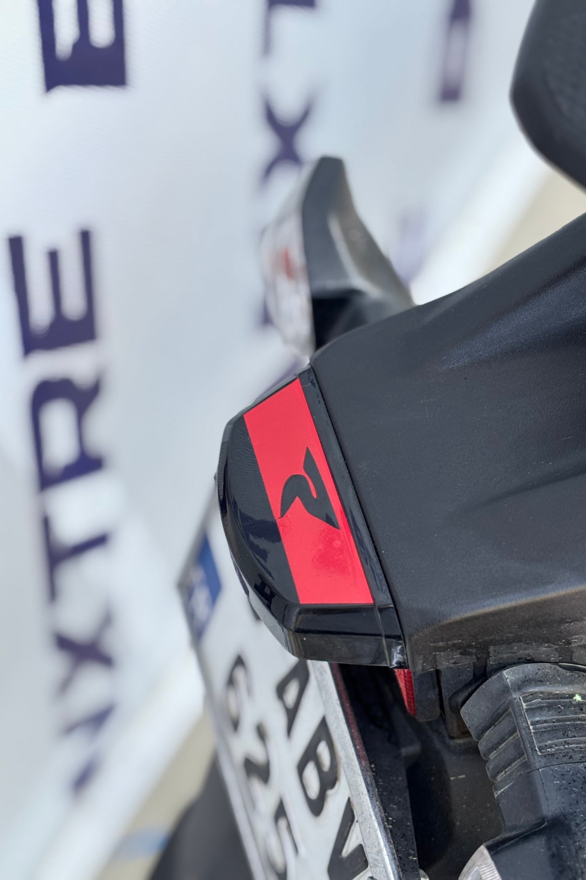 TVS Raider Stop Üstü Parça için R Logo Kırmızı Sticker (1 Adet)