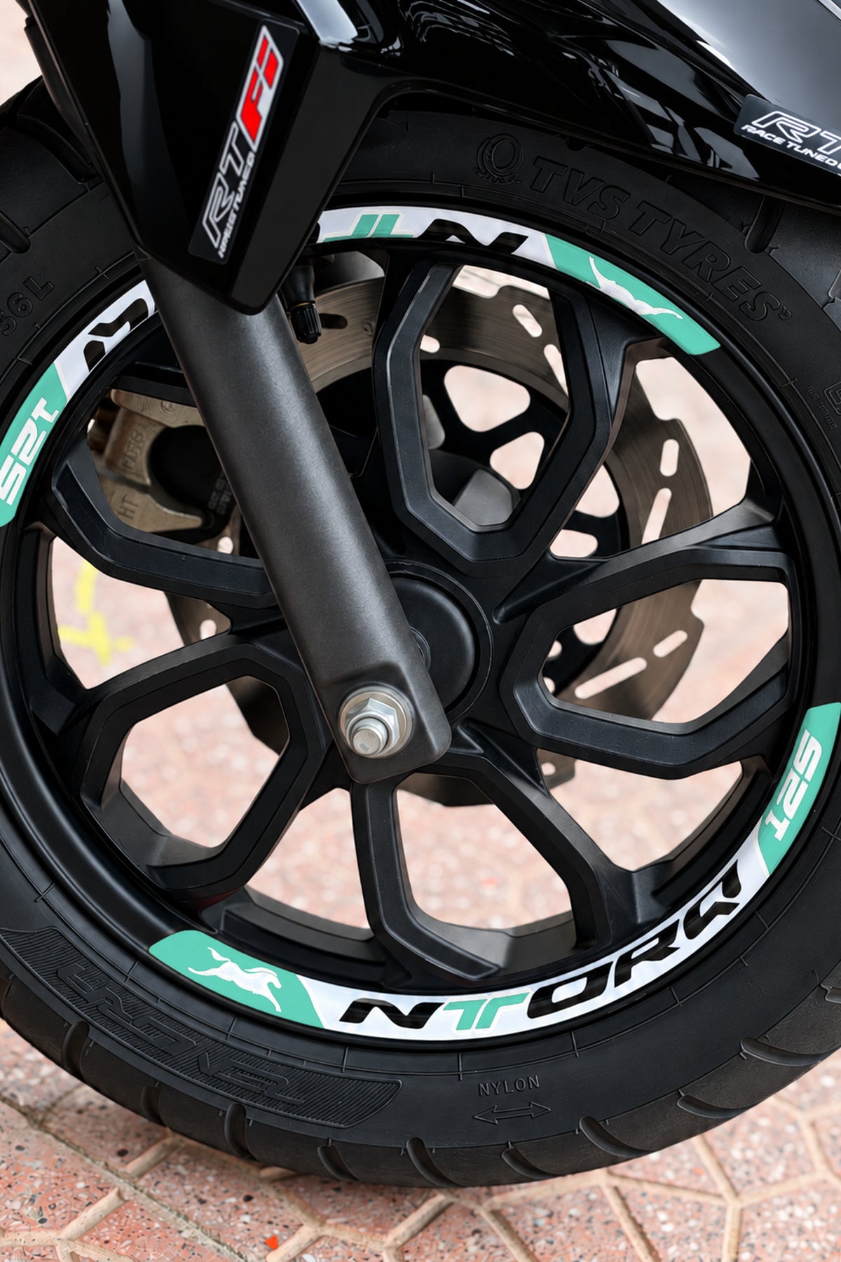 TVS Ntorq 125 için Baskılı Jant Şeridi Sticker Seti (Ön-Arka Tam Yeterli)