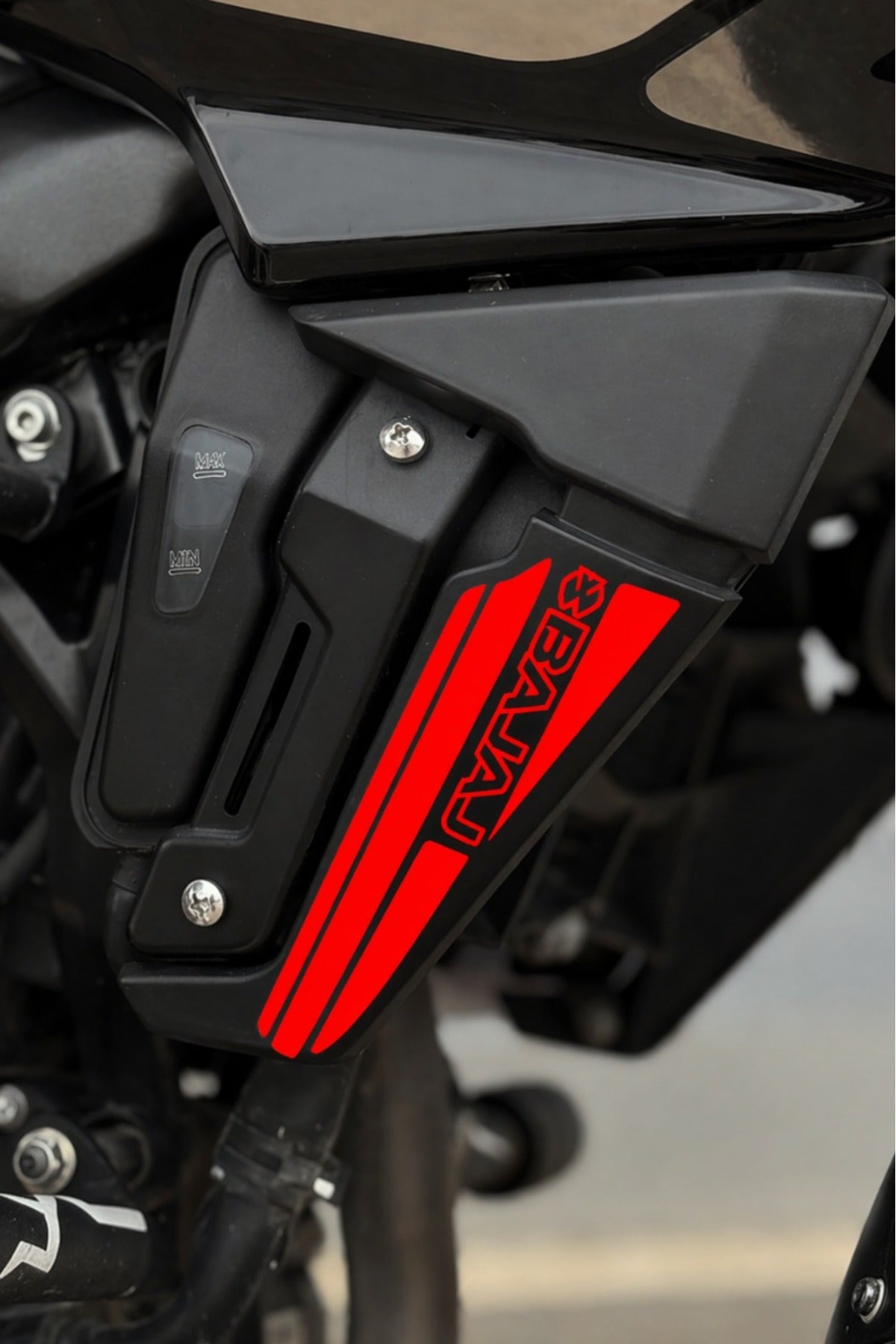 Bajaj Pulsar NS200 için Yan Radyatör Kapakları için Bajaj Yazılı Sticker (Sağ ve Sol)