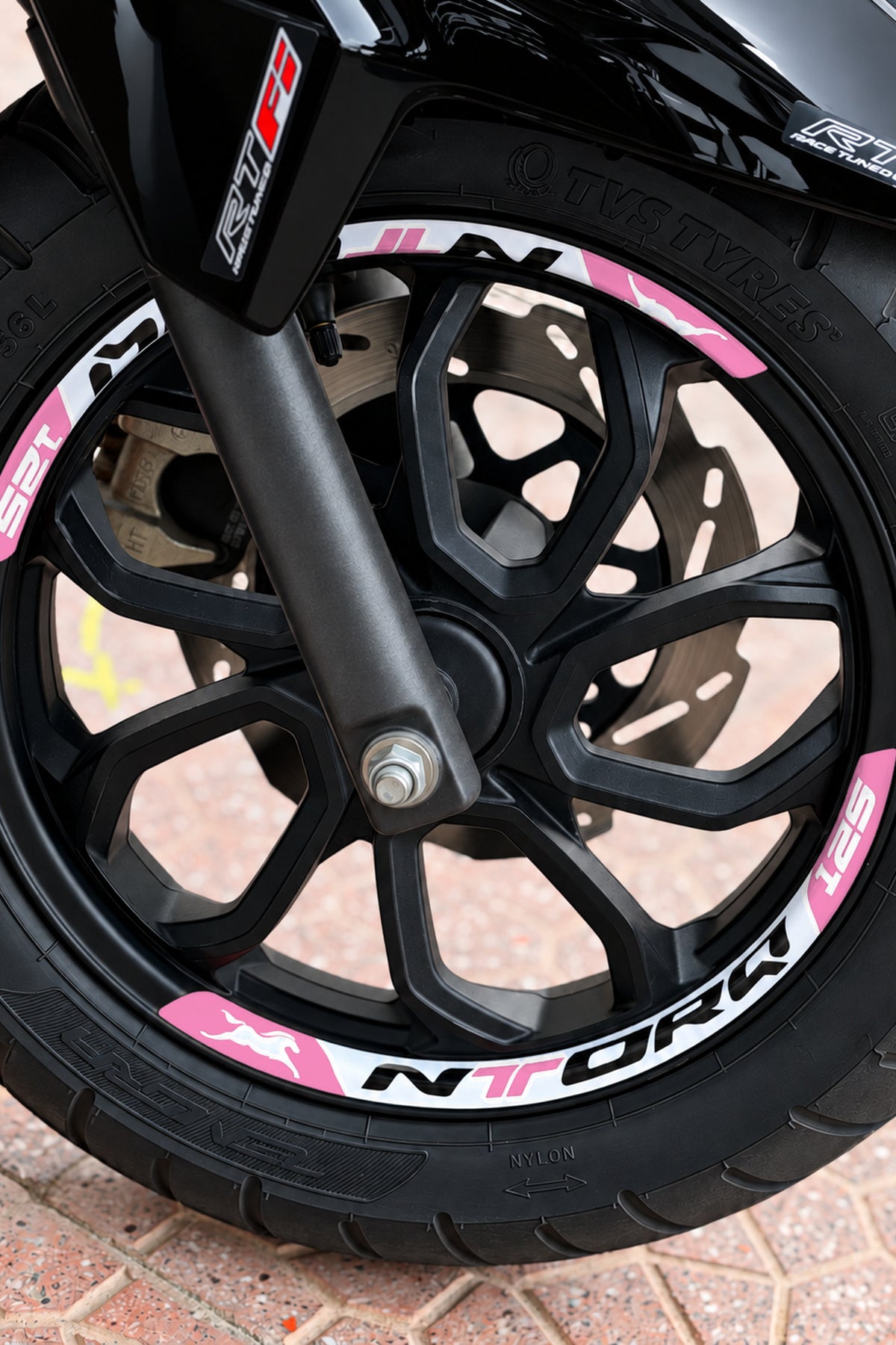 TVS Ntorq 125 için Baskılı Jant Şeridi Sticker Seti (Ön-Arka Tam Yeterli)