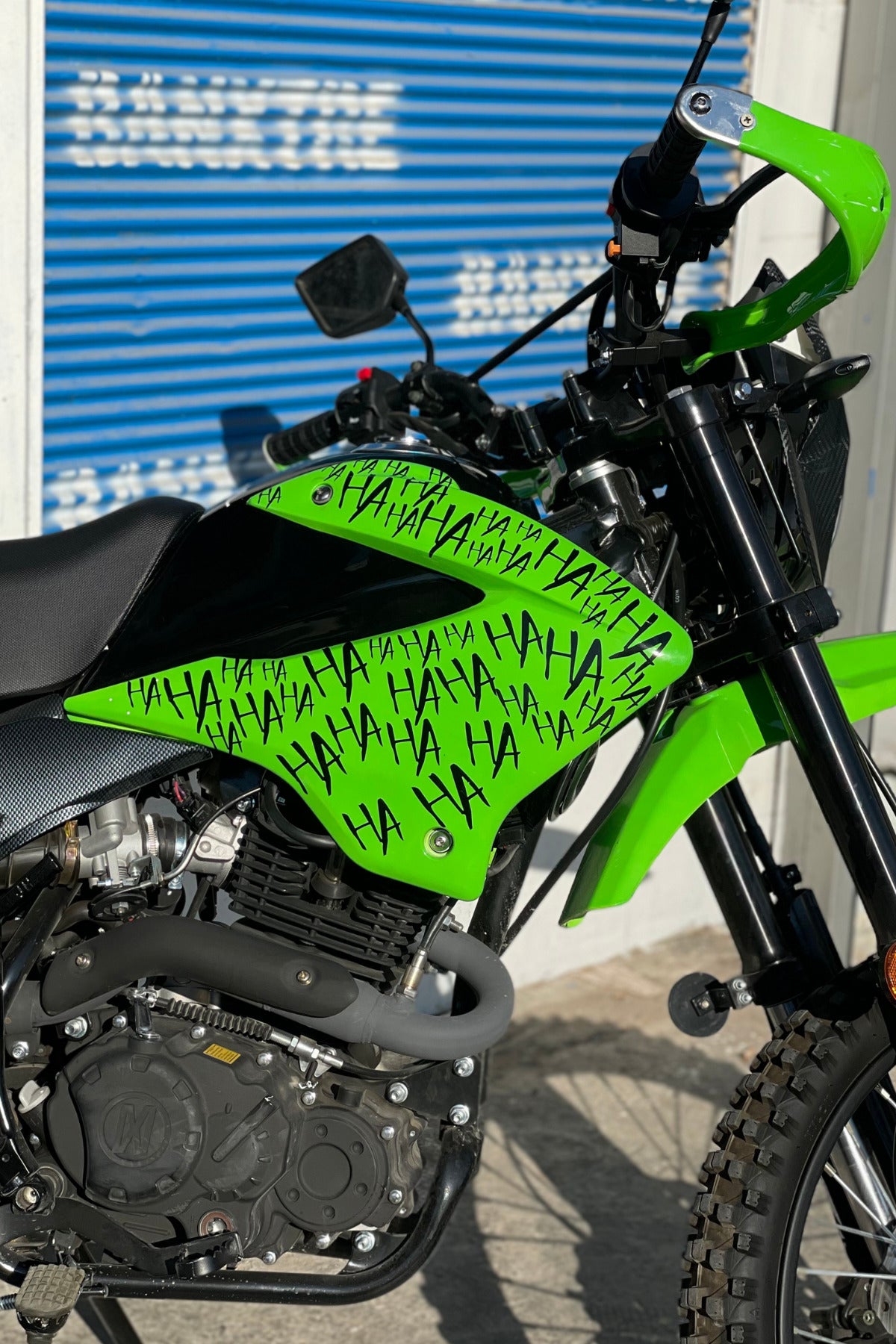 Motor-Araba-Kask için Dekoratif Parlak Siyah Hahaha Sticker Etiket 15X30CM (32 Adet Ha Yazısı)