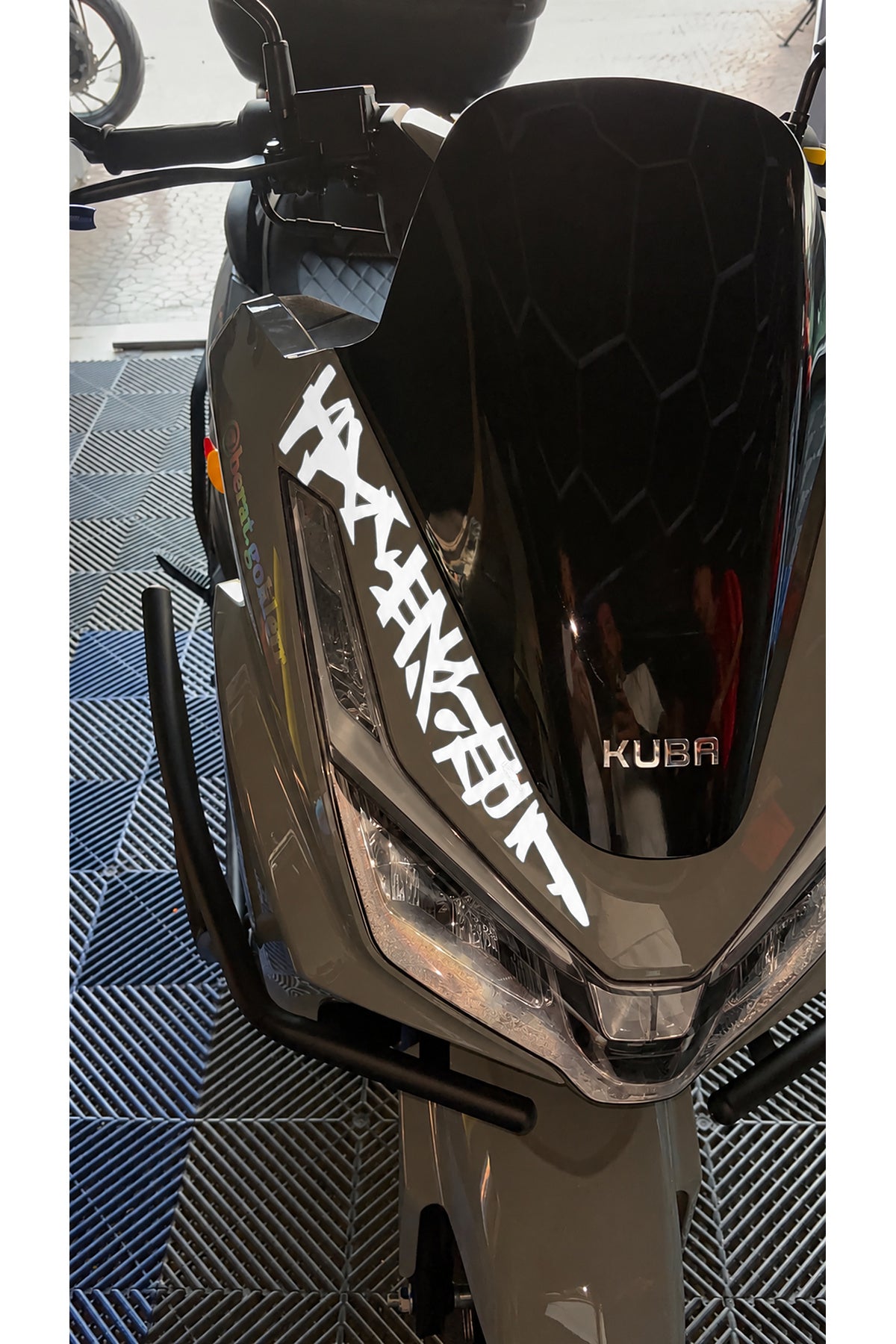 Kuba XRS 50 Scooter için REFLEKTÖRLÜ Far Üstü Tribal Desen Sticker (1 Adet)