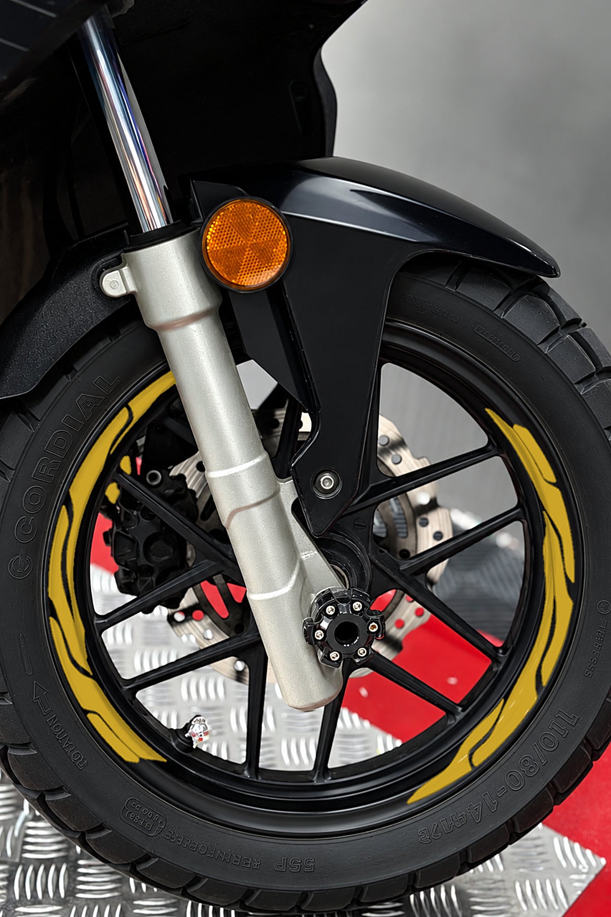 Scooter Grubu için 13-14-15 Jant Uyumlu Kesikli V2 Jant Şeridi Sticker Seti (Ön-Arka Tam Yeterli)