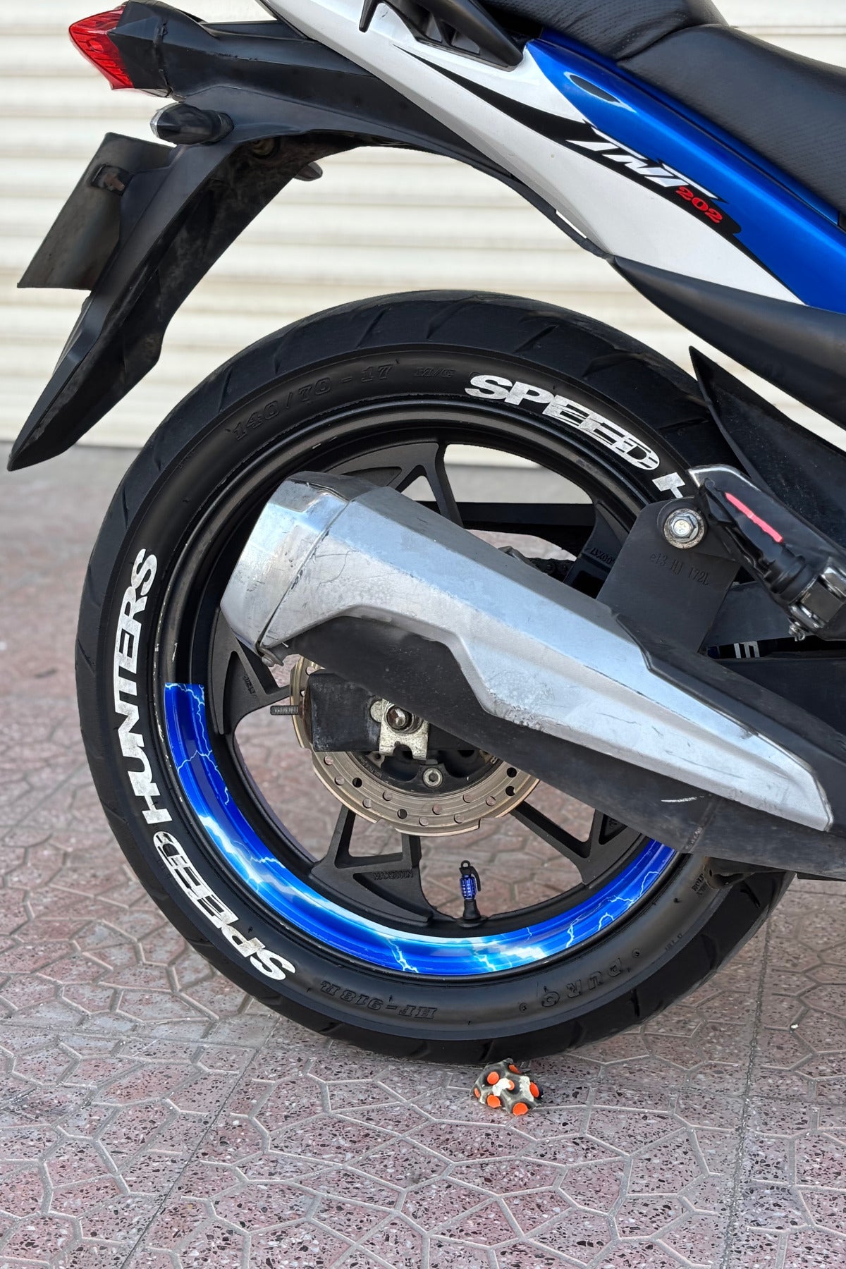 Motosiklet ve Motor için 17 Inch Jantlara Uyumlu Şimşek Desenli Yarım Jant Şeridi (4 Parça)