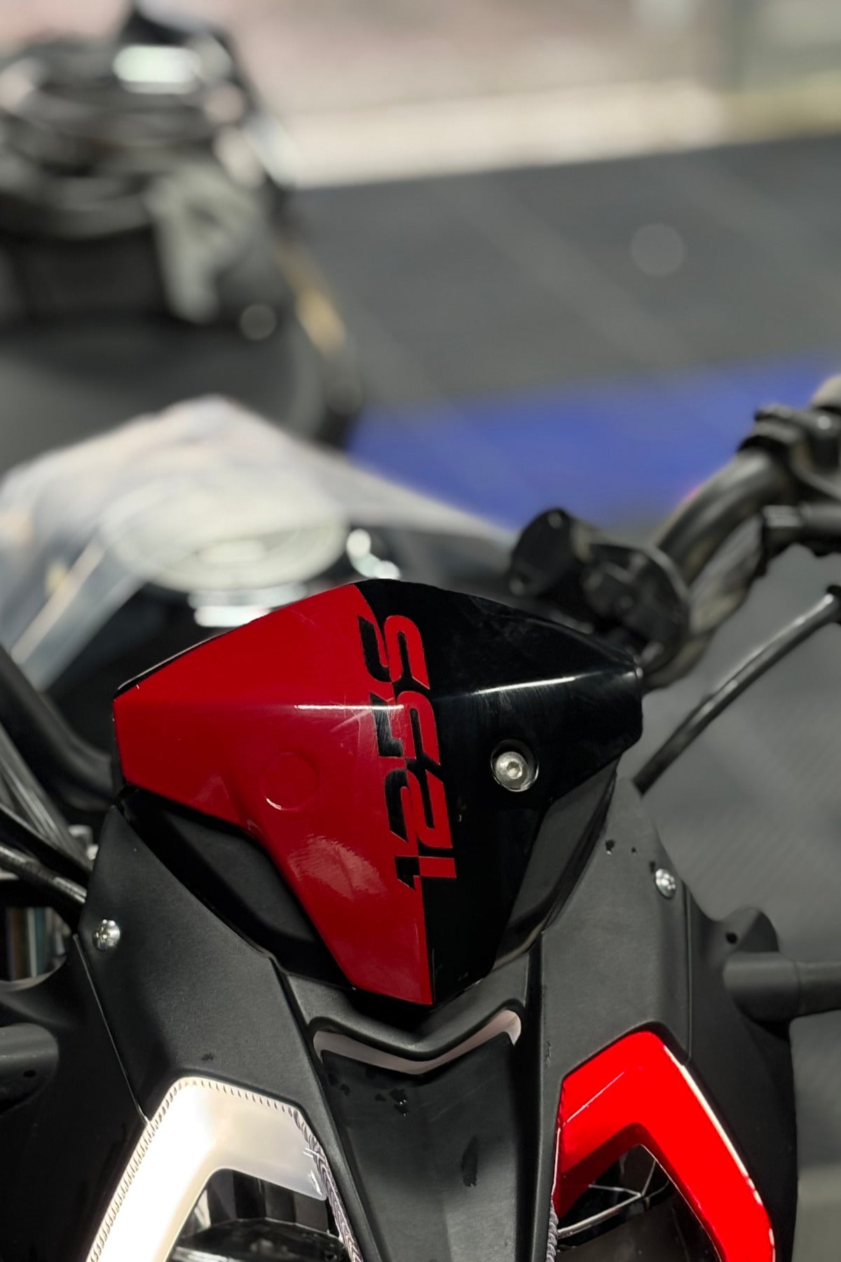 Benelli 125S ve RKS RK125s için 125S Yazılı Kırmızı Kafa Sticker Etiket (1 Adet)