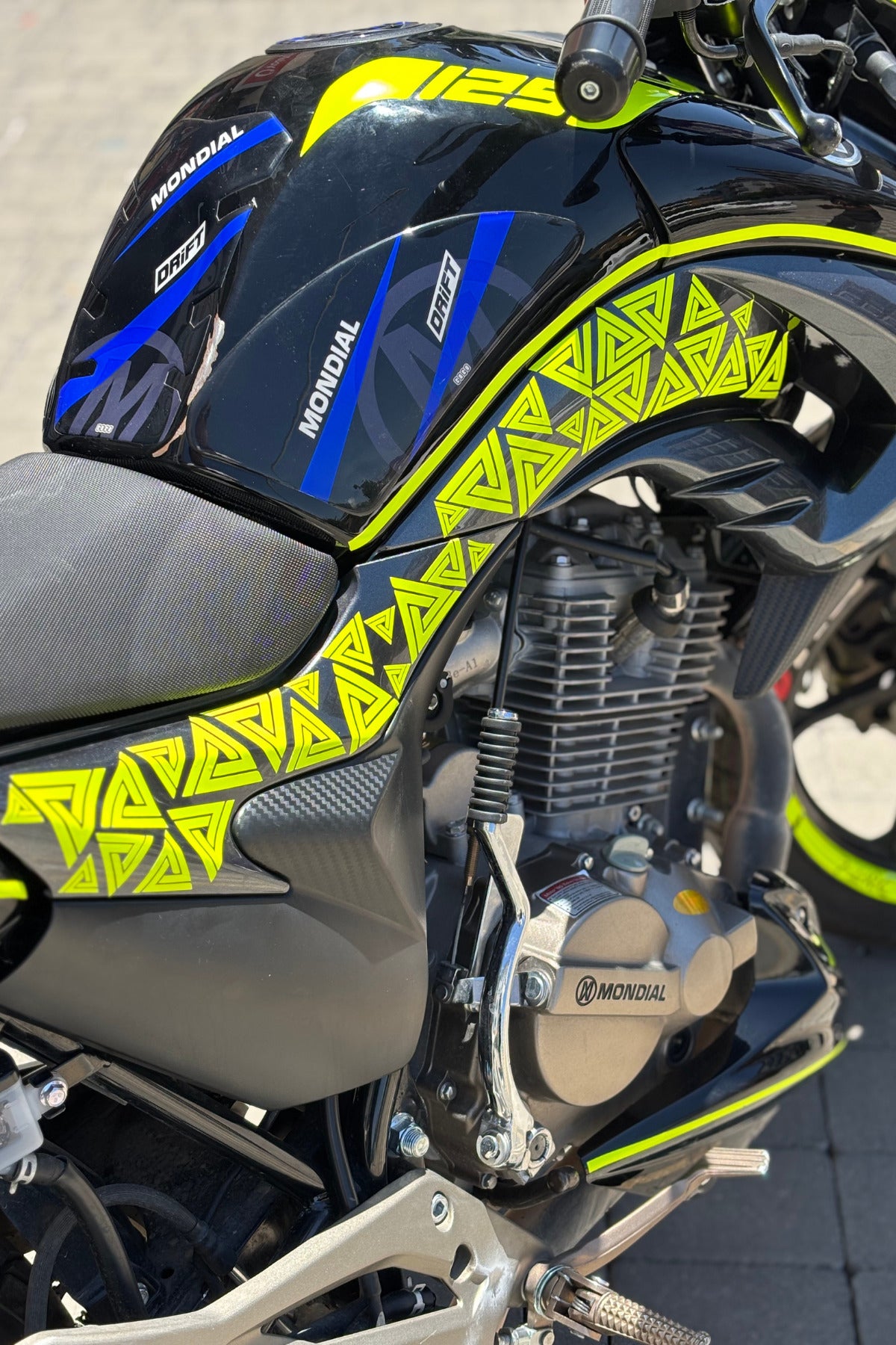 Tüm Motorlara Uyumlu Neon Sarı Üçgensel Desenler Sticker Seti
