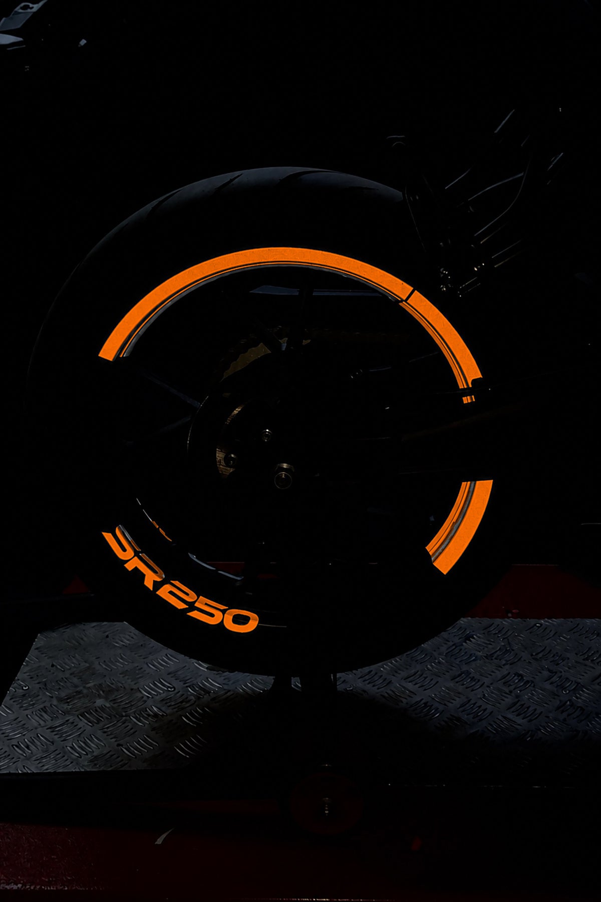 CFMOTO 250SR için Reflektörlü SR250 Yazılı Yarım Jant Şeridi (Ön-Arka Yeterlidir)