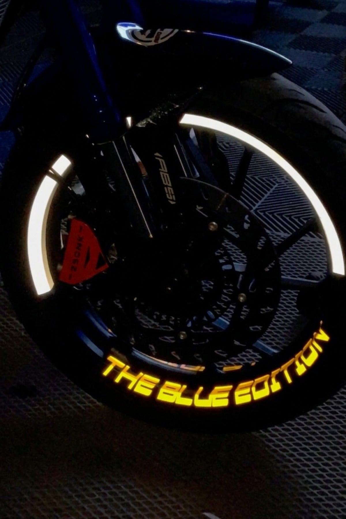 Motosiklet 17 Inch Uyumlu Reflektörlü The Blue Edition Yazılı Yarım Jant Şeridi Sticker Seti (8 Parça)