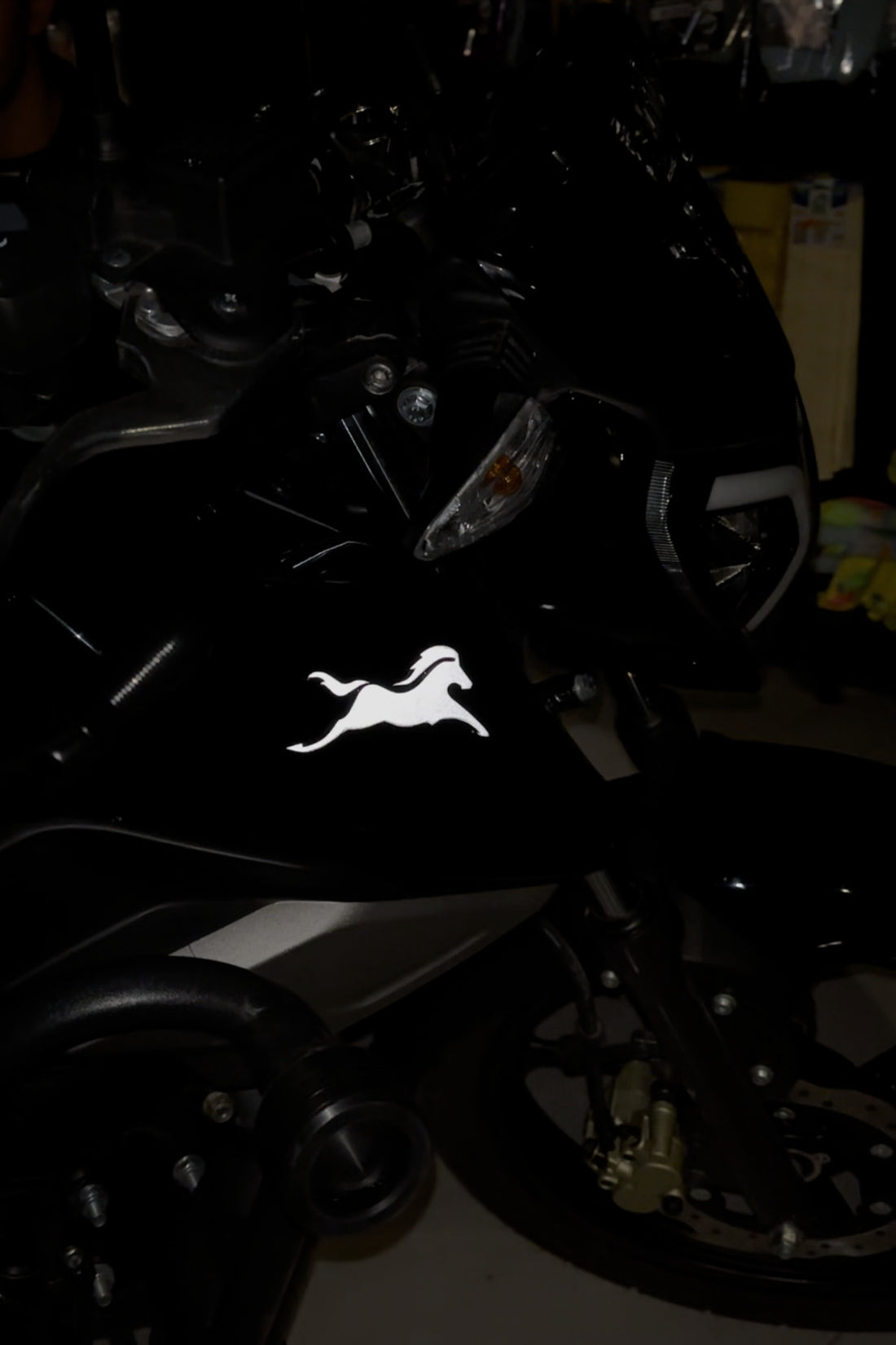 TVS Raider ve Apache ile Birebir Uyumlu Reflektörlü Beyaz AT Sticker (Sağ ve Sol )