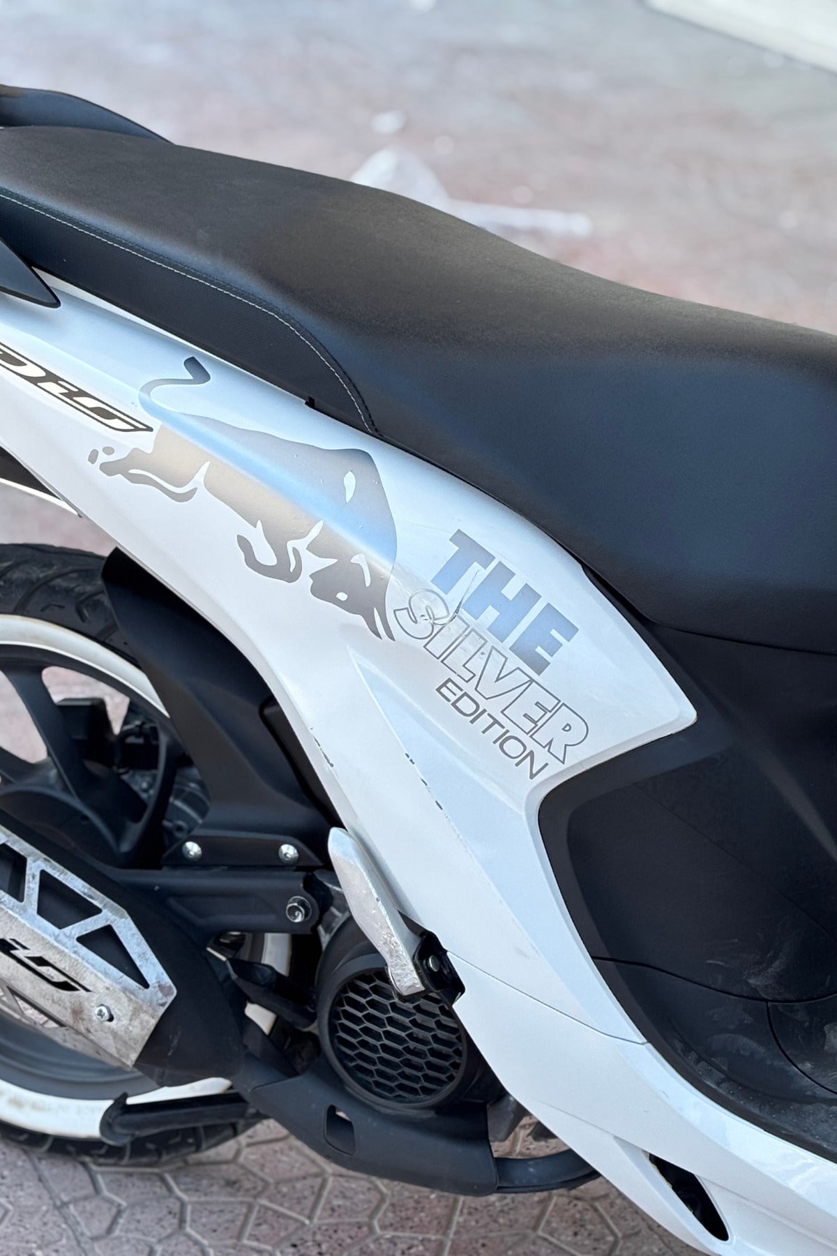 Motor ve Kask için Gümüş Gri Boğa Enerji Sticker Etiket Seti (2 Parça)