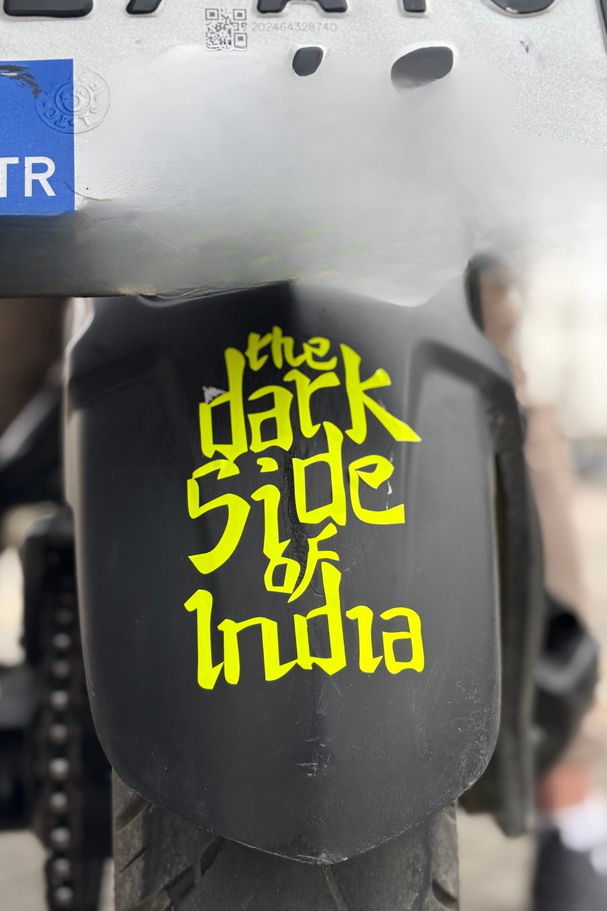 TVS ve Bajaj Grubu için Neon Sarı The Dark Side of India Sticker Etiket (14CM)