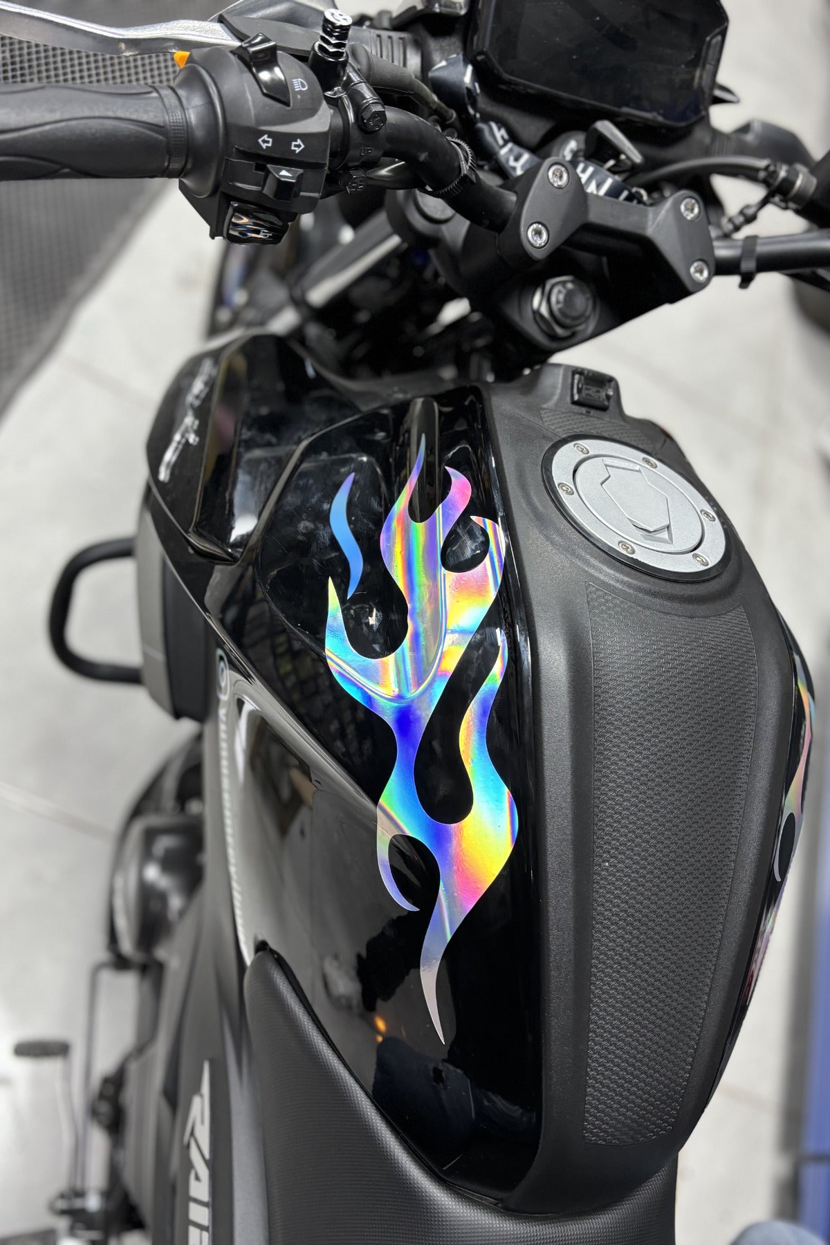Motor için Hologramlı Renk Değiştiren 2'li Alev Ateş Sticker Etiket Seti (30CMx10CM)