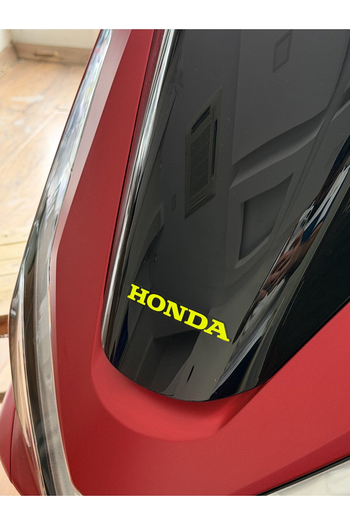 Honda PCX için Tüm Yıllara Uyumlu Ön Cam Orijinal Renkli Cam Yazı Sticker Etiket (1 Adet)
