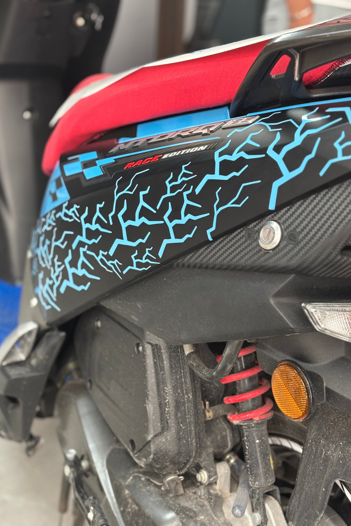 Motor ve Kask için Açık Mavi Parçalı Şimşek Sticker Etiket (32 Parça)