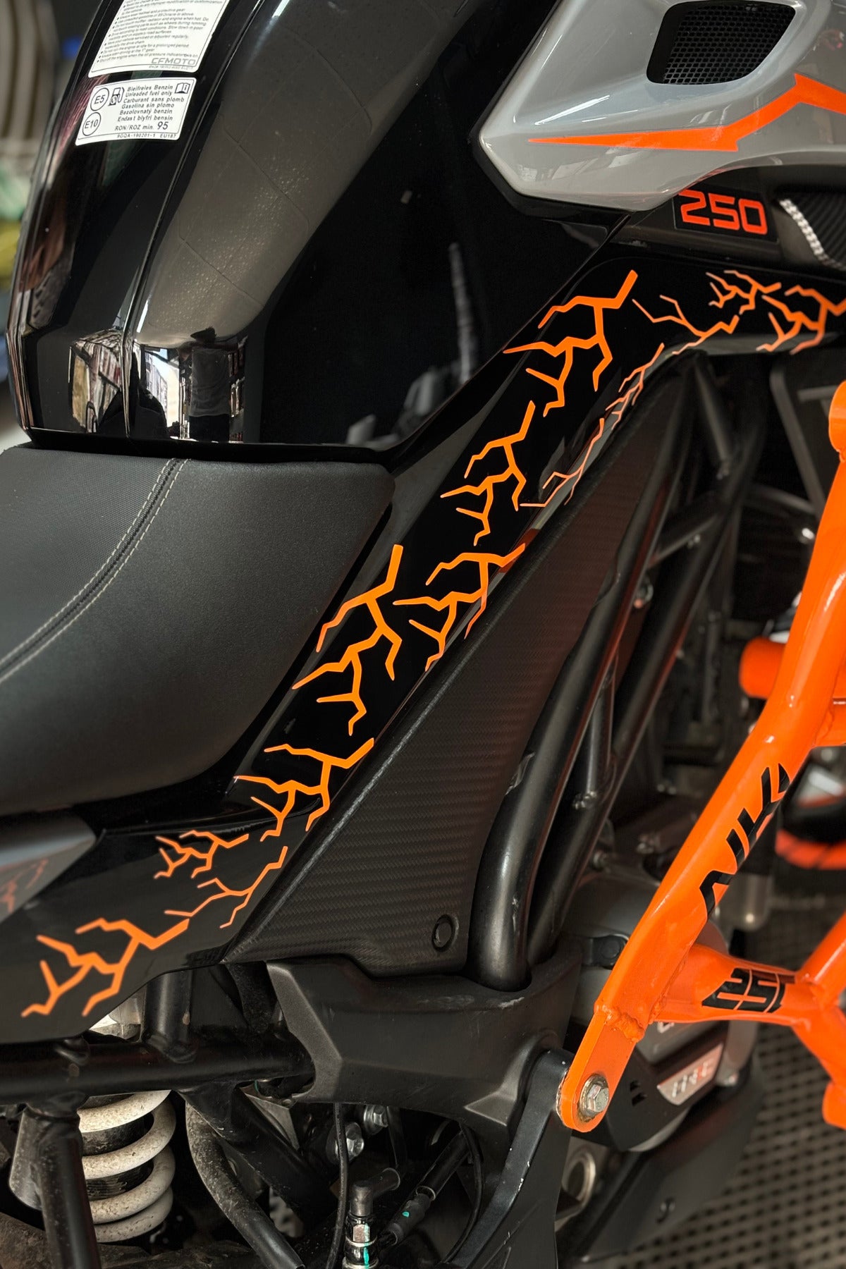 Motor ve Kask için Tüm Motorlara Uyumlu Turuncu Şimşek Yıldırım Seti (32'li)