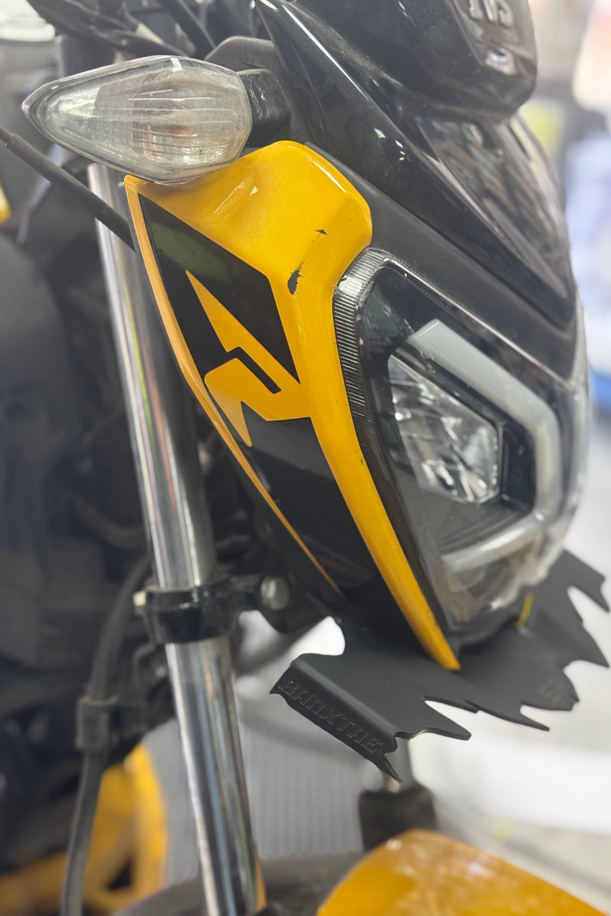 TVS Raider için R Logolu Far Kaşı Detay Sticker (2 Adet)