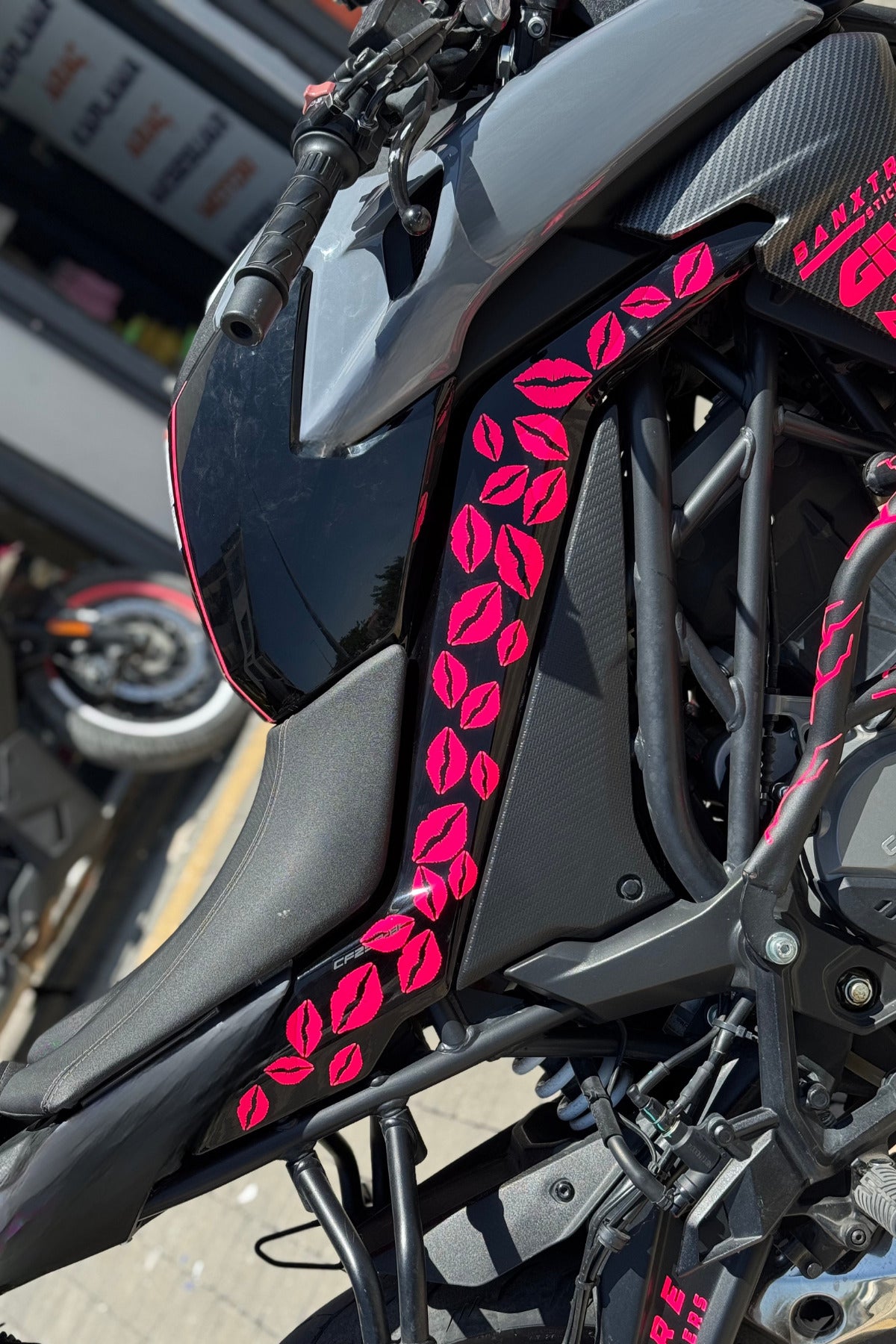 Motor ve Kask için Neon Pembe Dudak Öpücük Sticker Seti