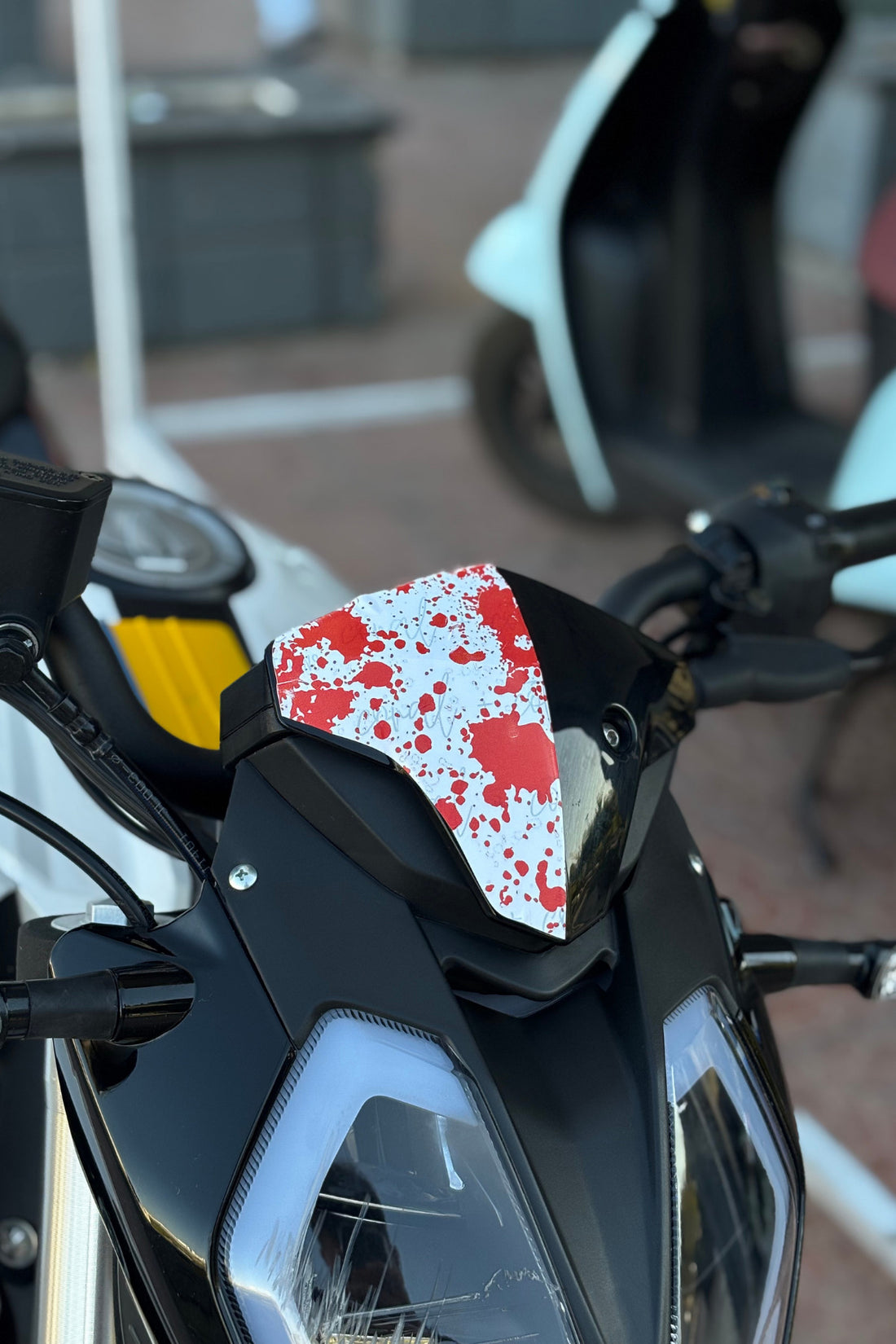 Benelli 125S ve RKS 125S için Kafa için Kan Temalı Sticker Etiket (1 Adet)