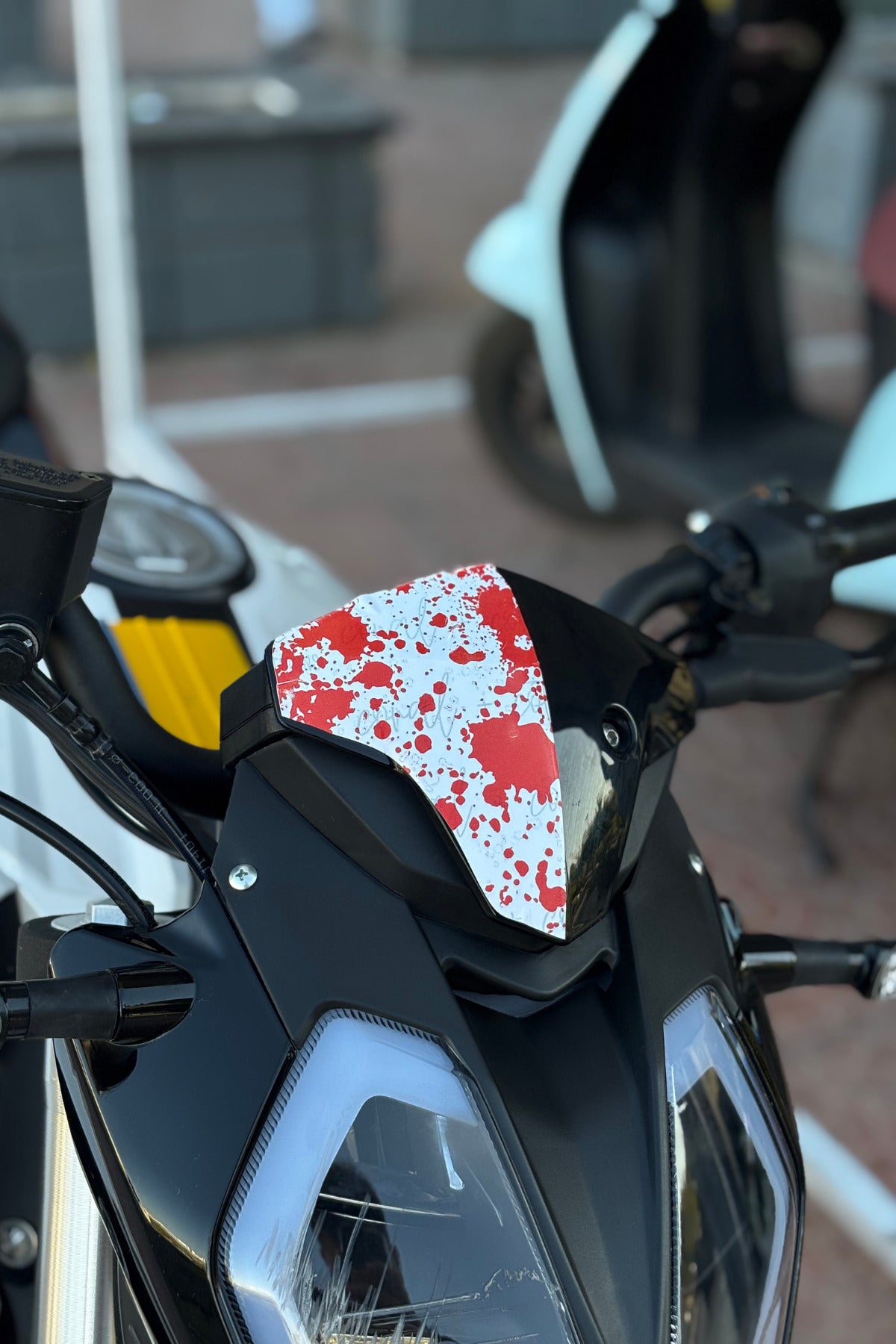 Benelli 125S ve RKS 125S için Kafa için Kan Temalı Sticker Etiket (1 Adet)