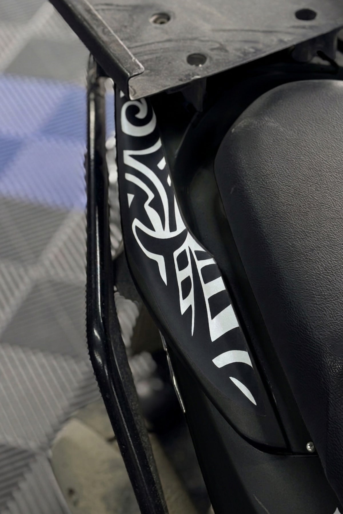 Honda PCX için Arka Tutamaç Uyumlu Tribal Desen Sticker (2018-2019-2020)