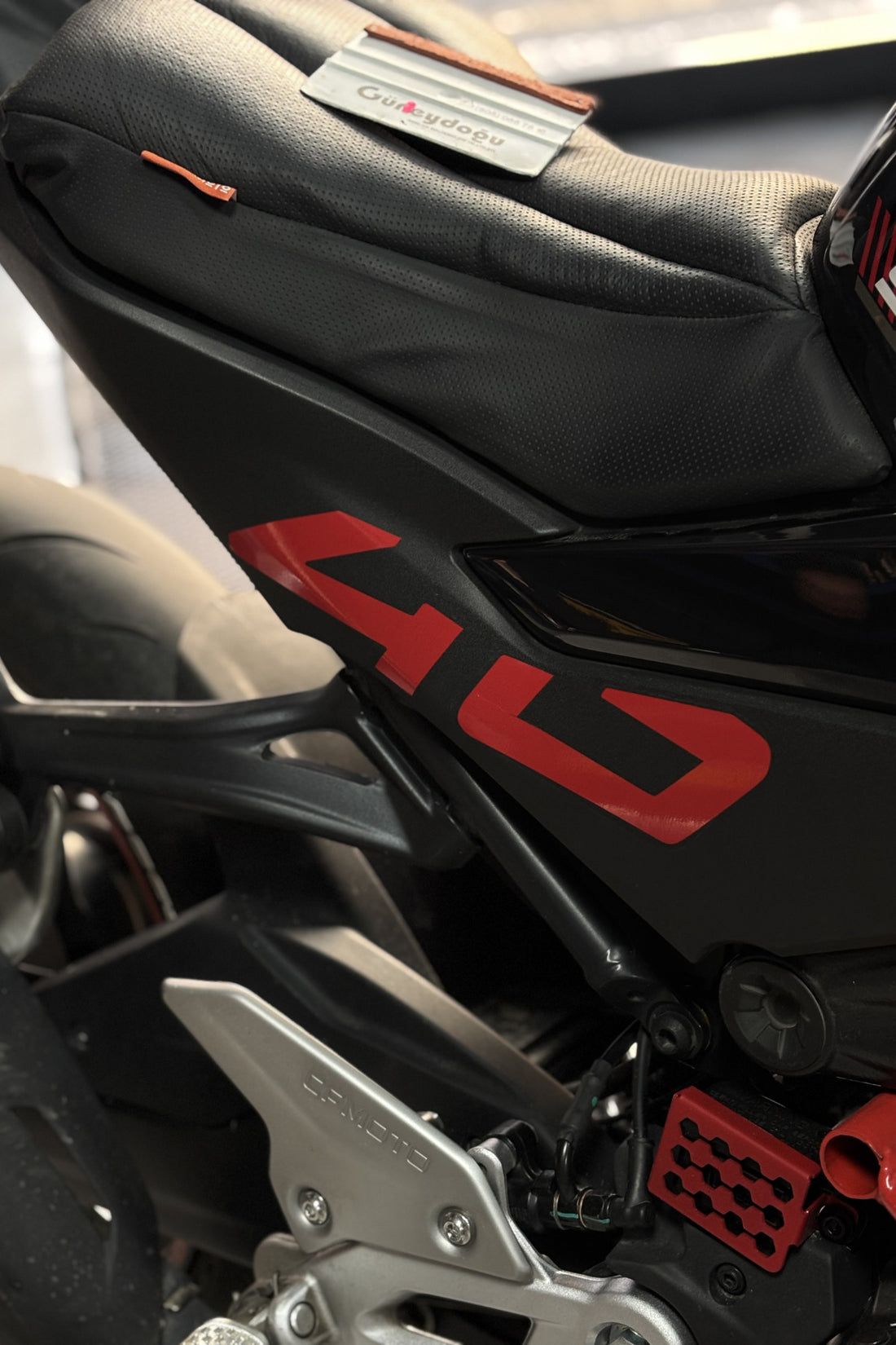 CF MOTO 450SR için Kırmızı Renk Orijinal 40 Yazılı Sticker Etiket Seti (2 Parça sağ ve Sol)