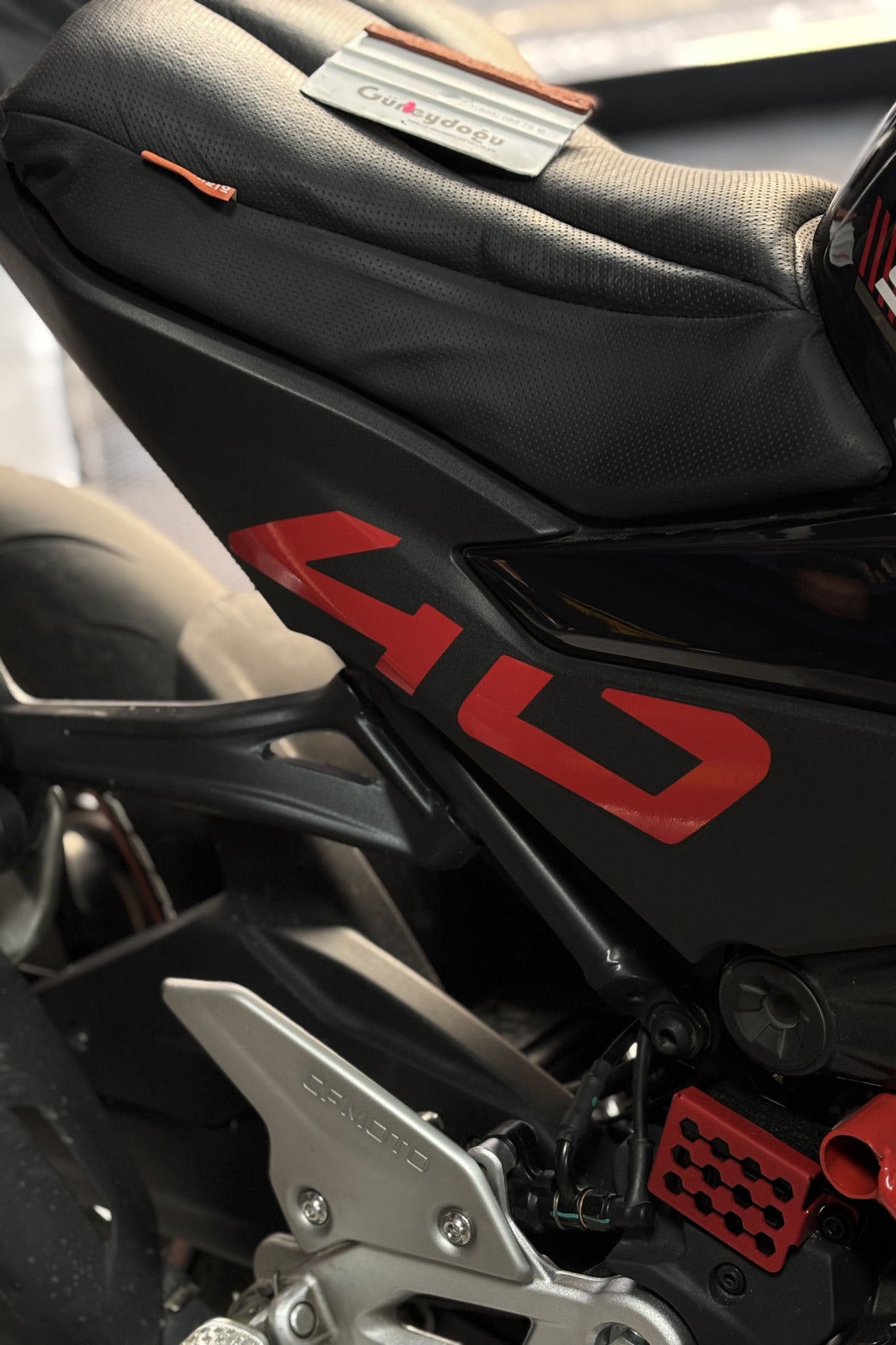 CF MOTO 450SR için Kırmızı Renk Orijinal 40 Yazılı Sticker Etiket Seti (2 Parça sağ ve Sol)