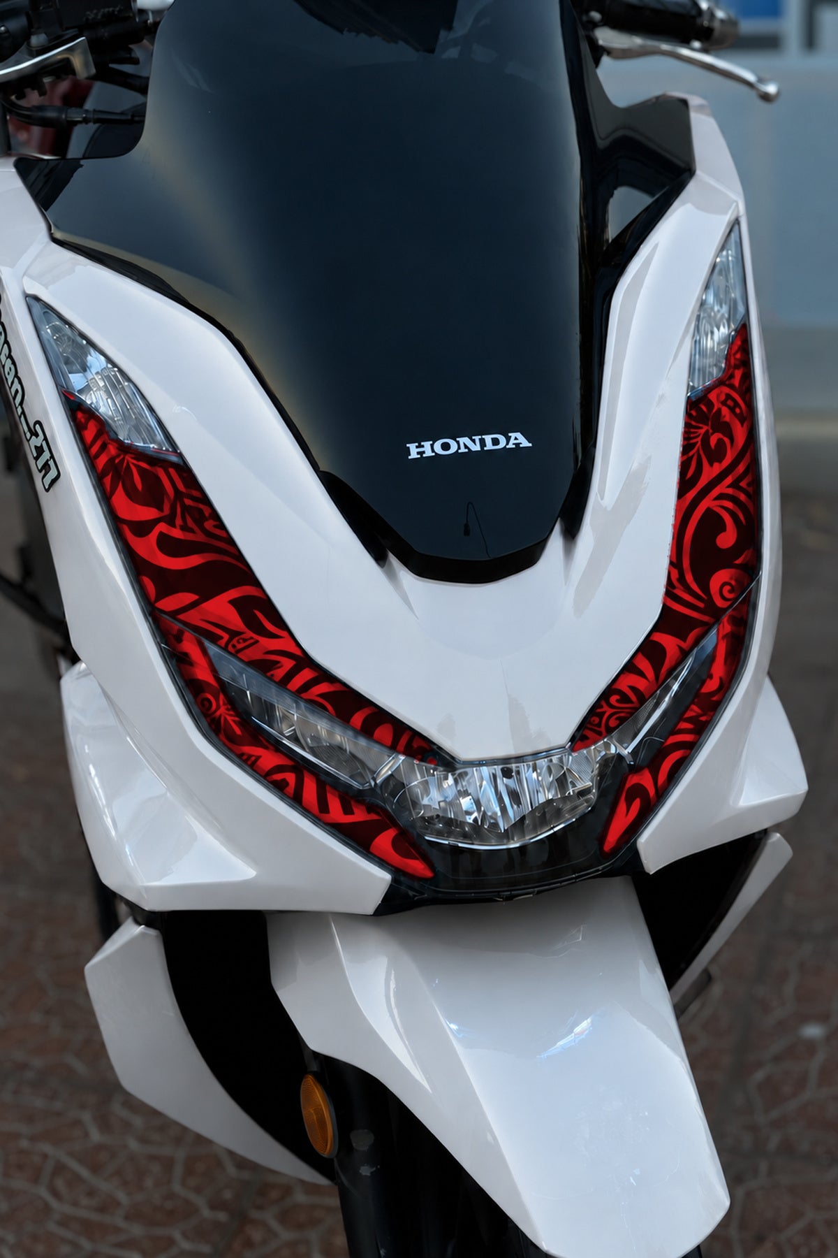 Honda PCX Geniş Kalıp Yaprak Desenli Dövme Far Filmi Far Tasarım Sticker (2021-2022-2023-2024 Uyumlu)