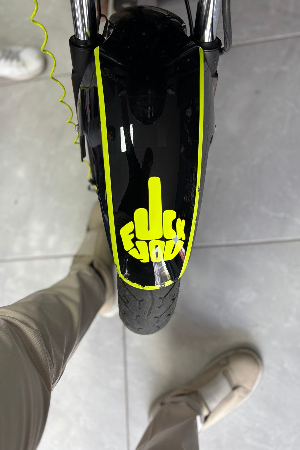 Motor ve Kask için Neon Sarı FCK You Orta Parmak Sticker Etiket (1 Adet)