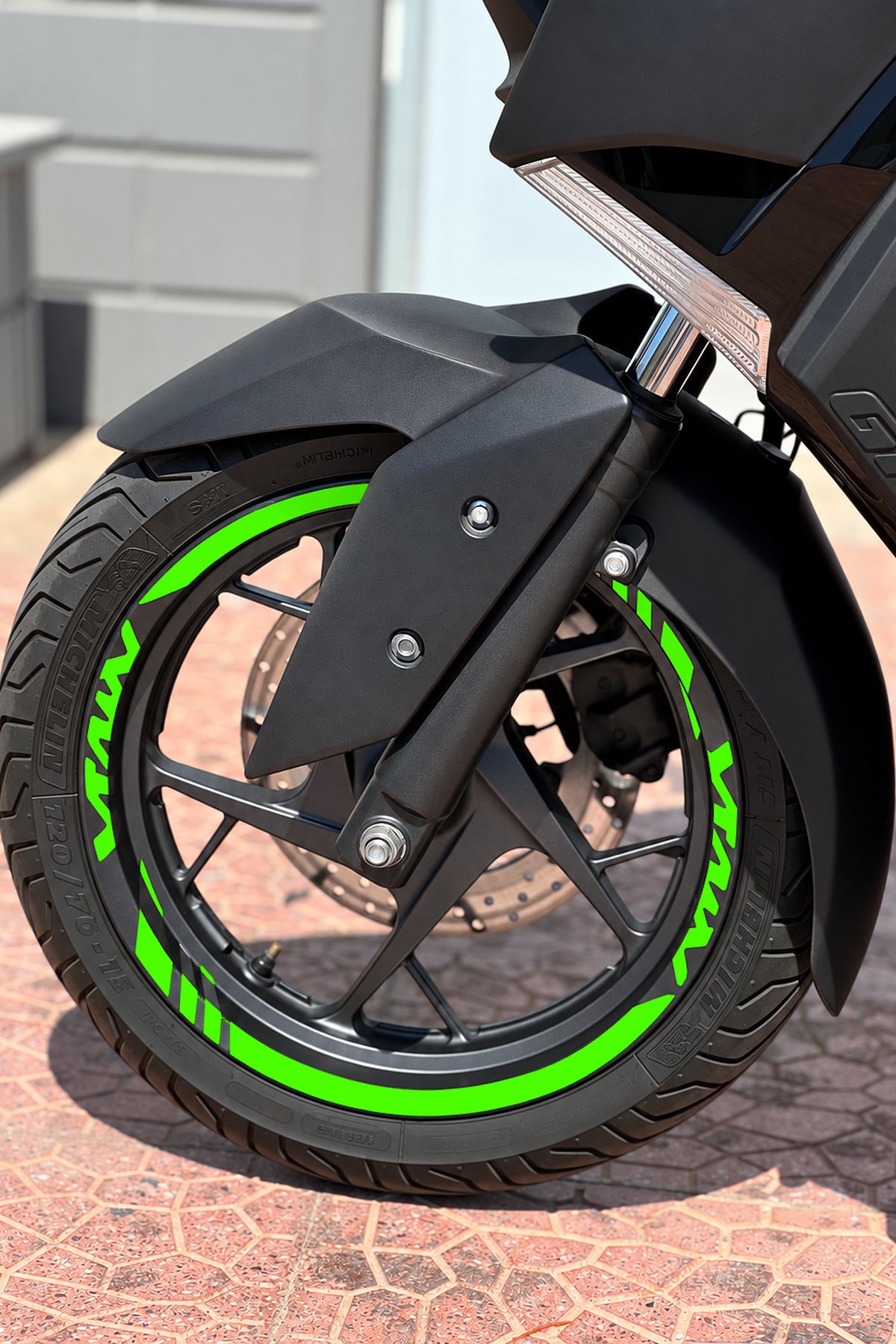 Yamaha Xmax Scooter için Kalın Kesikli + Xmax Yazılı Jant Şeridi Sticker Seti (Ön Arka Yeterli)