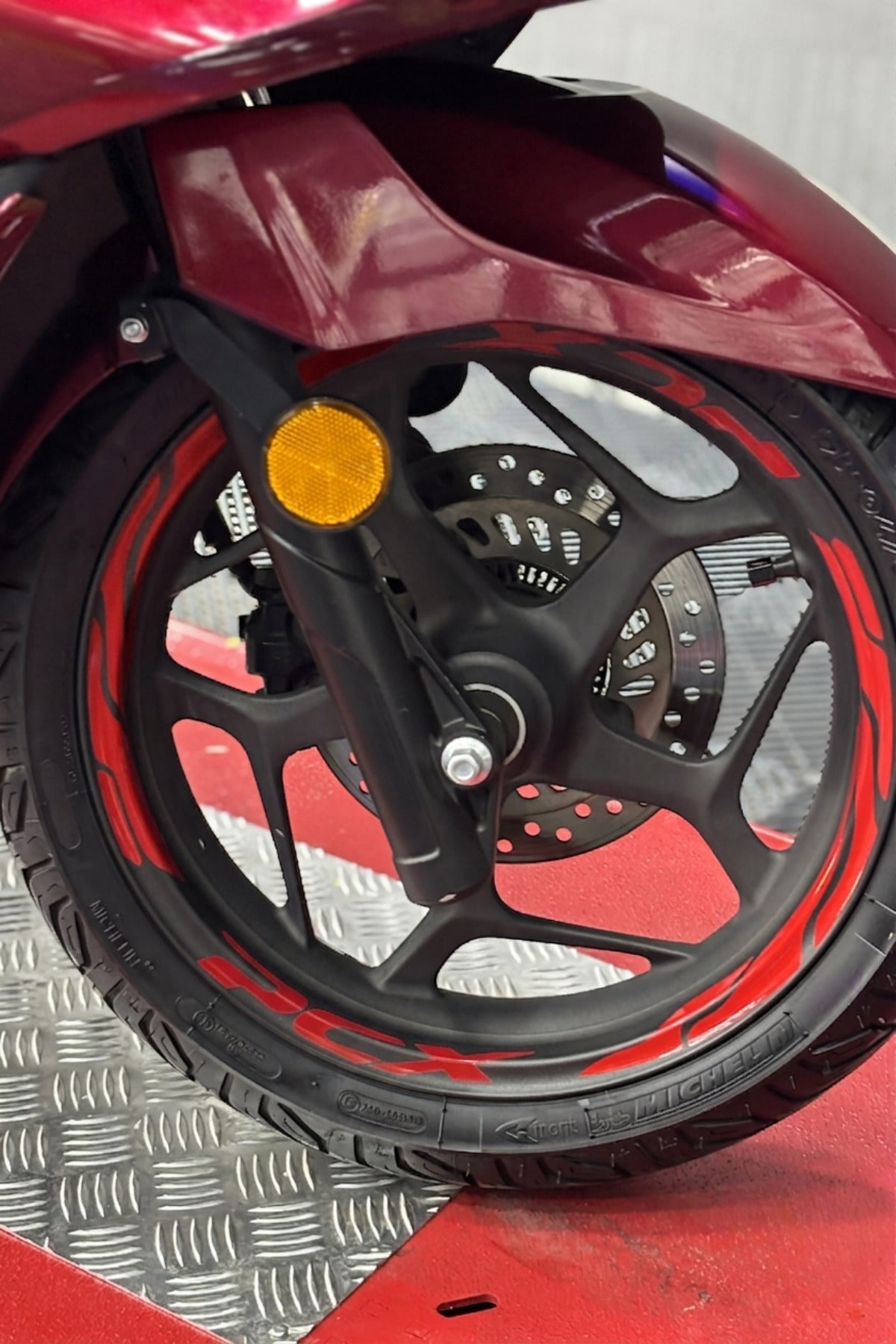Honda PCX için Tüm Yıl ve Modellere Uyumlu Kesikli Premium Yazılı Jant Şeridi Sticker Seti (Ön Arka)