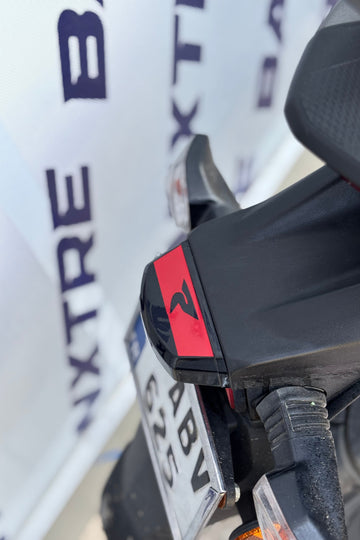 TVS Raider Stop Üstü Parça için R Logo Kırmızı Sticker (1 Adet)