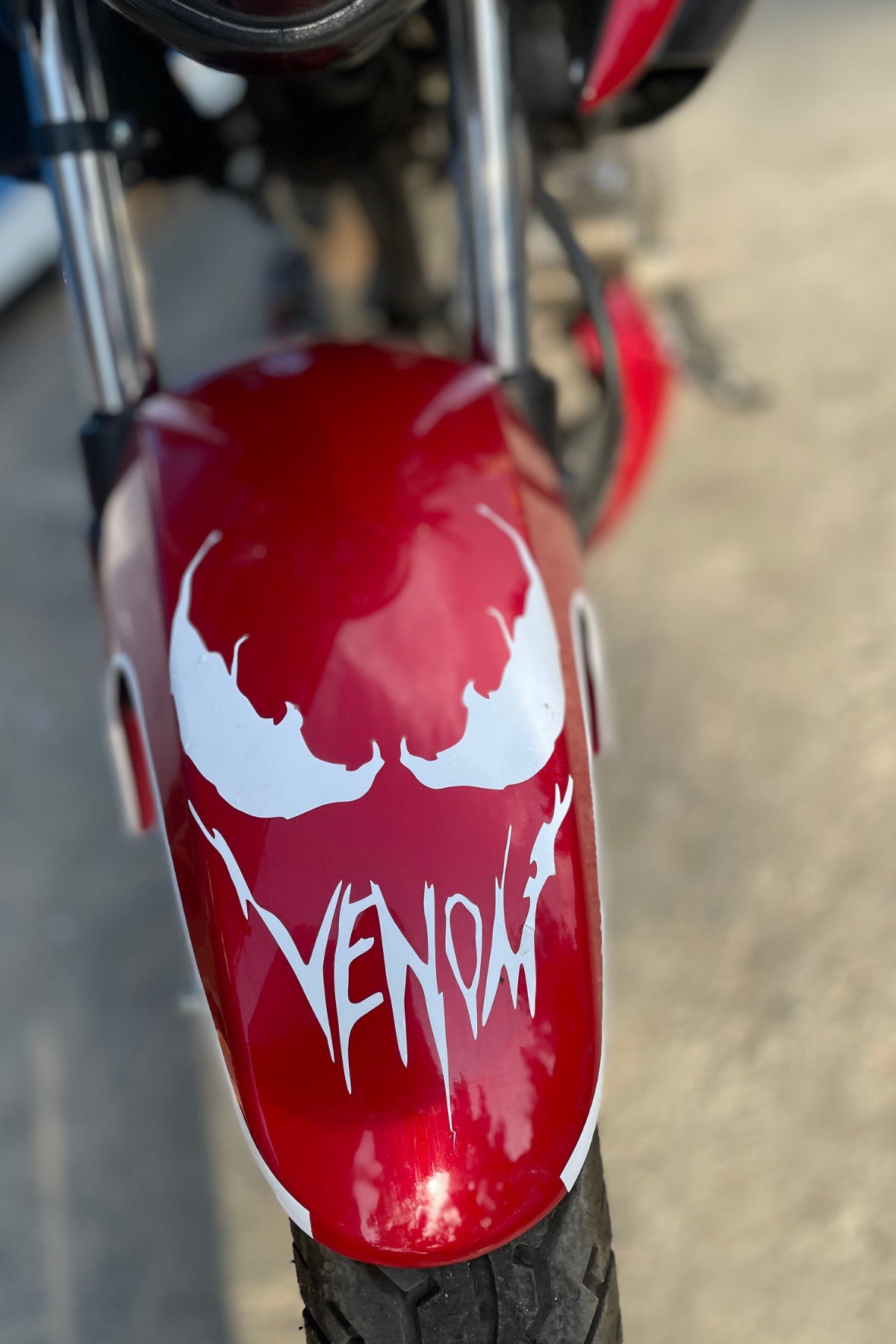 Dekoratif Parlak Beyaz Venom Sticker Motor-Kask-Araba için Etiket (1 Adet)