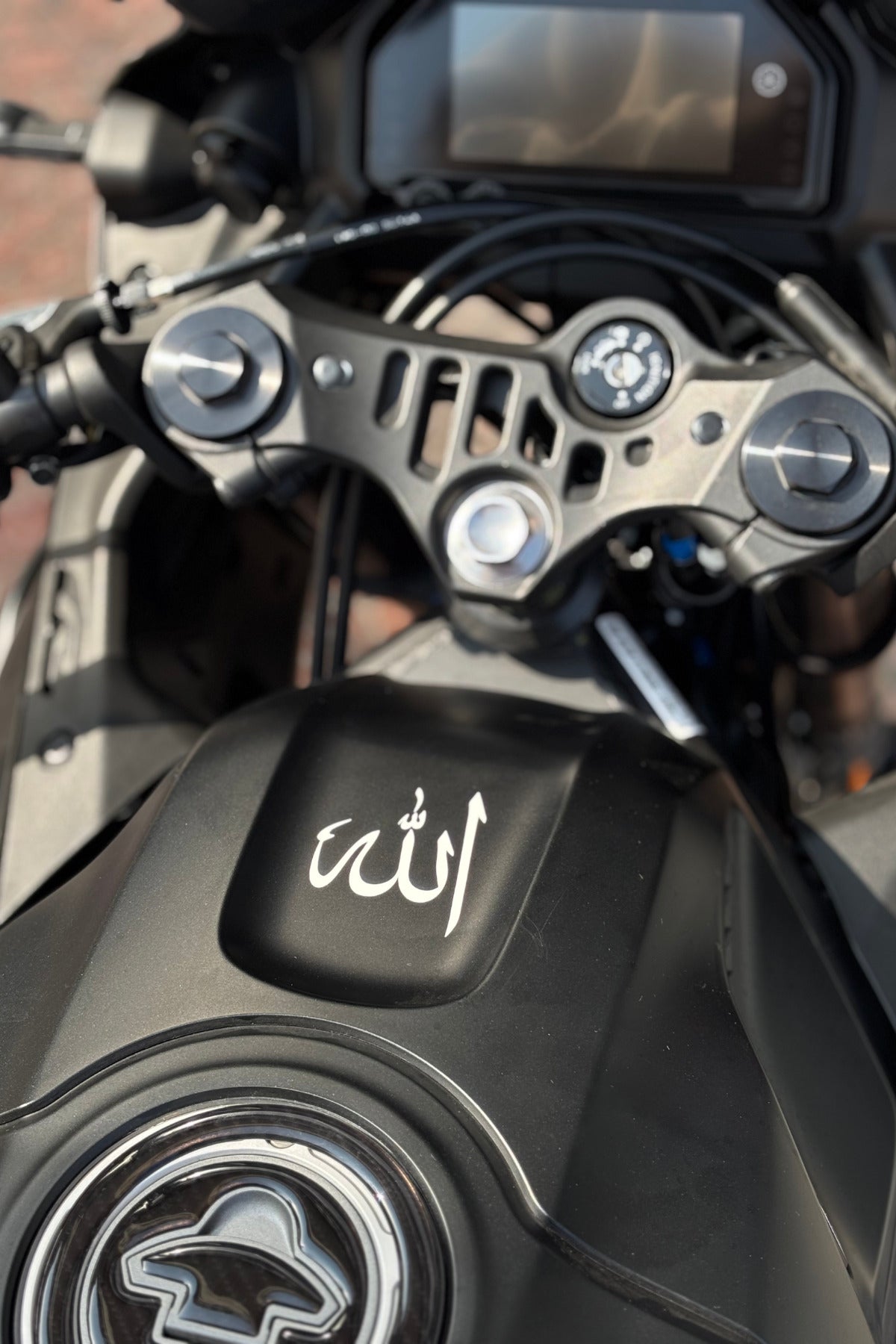 Motosiklet Ön Depo önü ve Grenajlara Uyumlu Arapça Allah Yazı Sticker Etiket (5CM)