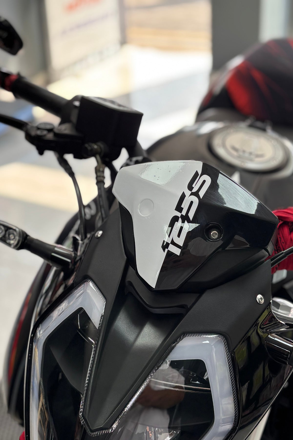 Benelli 125S ve RKS 125S için Kafa için Beyaz Renk Sticker Etiket (1 Adet)