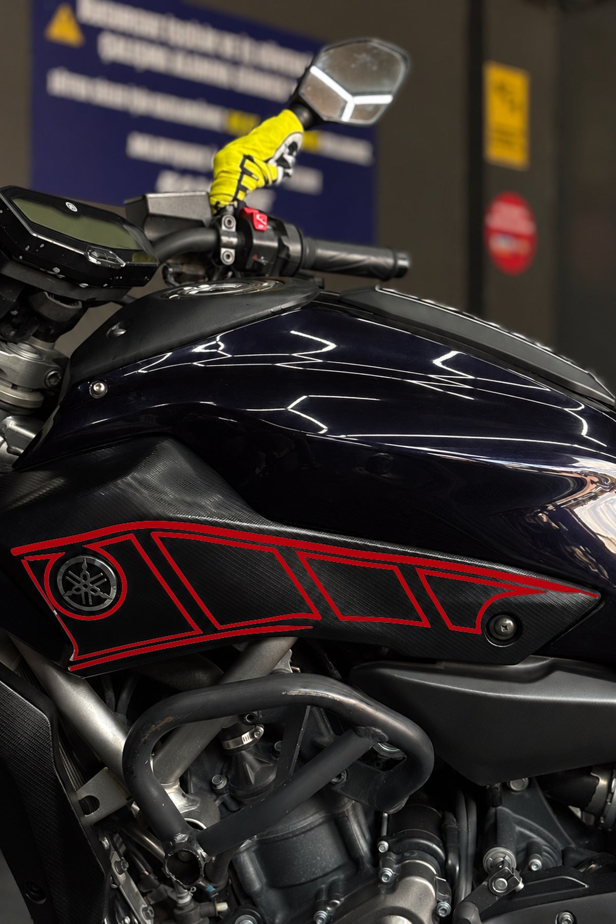 Yamaha MT-07 için Yan Panel için Boşluklu İnce Çizikli Sticker Seti (Sağ ve Sol )