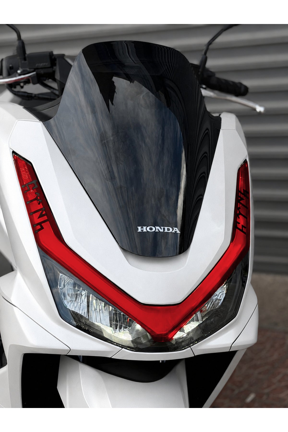 Honda PCX Deluxe için Göktürkçe Türk Yazılı Far Filmi Far Tasarım Film Sticker (2025-2026 Uyumlu)