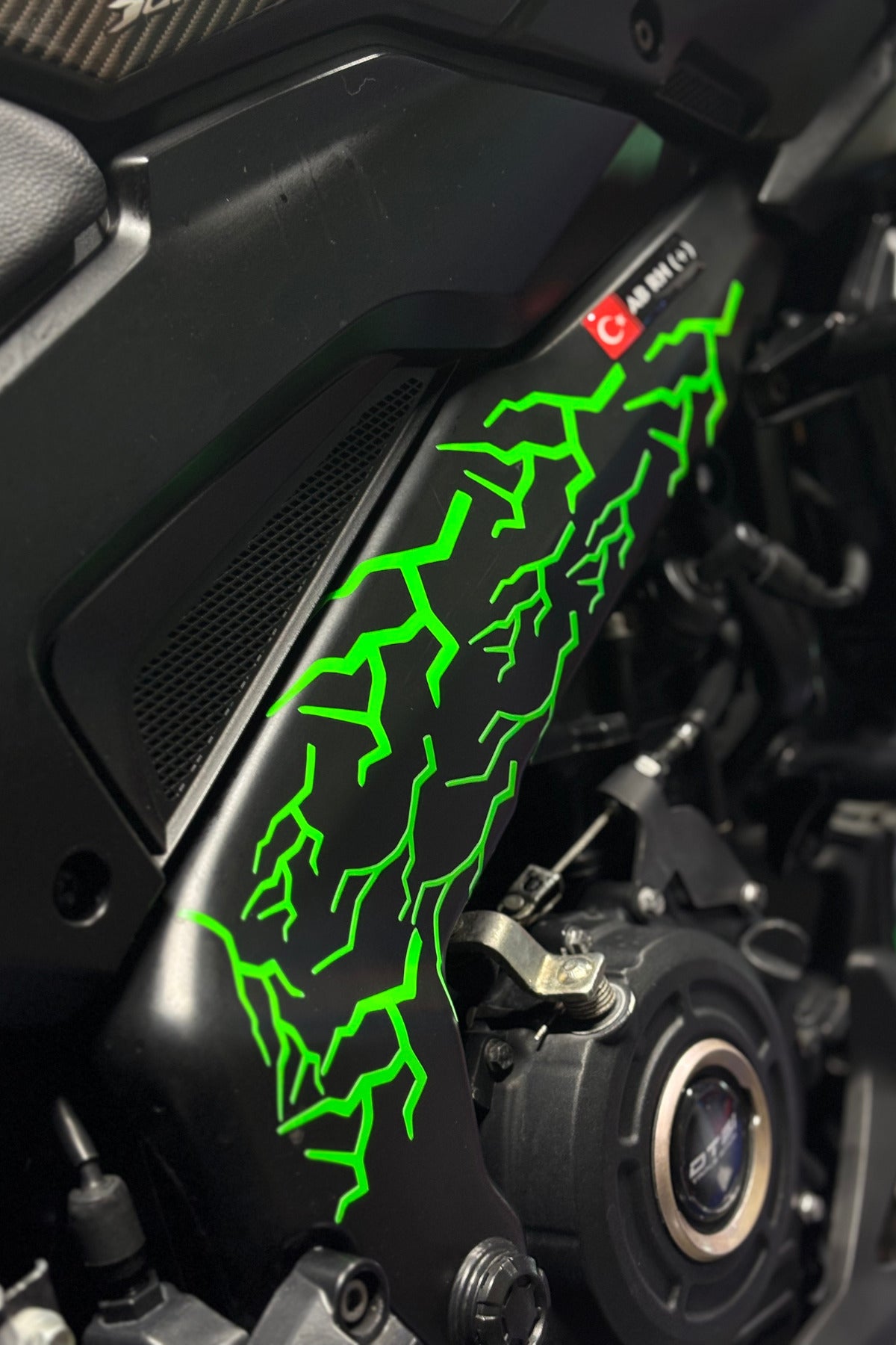 Motor ve Kask için Neon Yeşil Yıldırım-Şimşek Sticker Seti (Toplamda 16 Adet tekli Yıldırım)