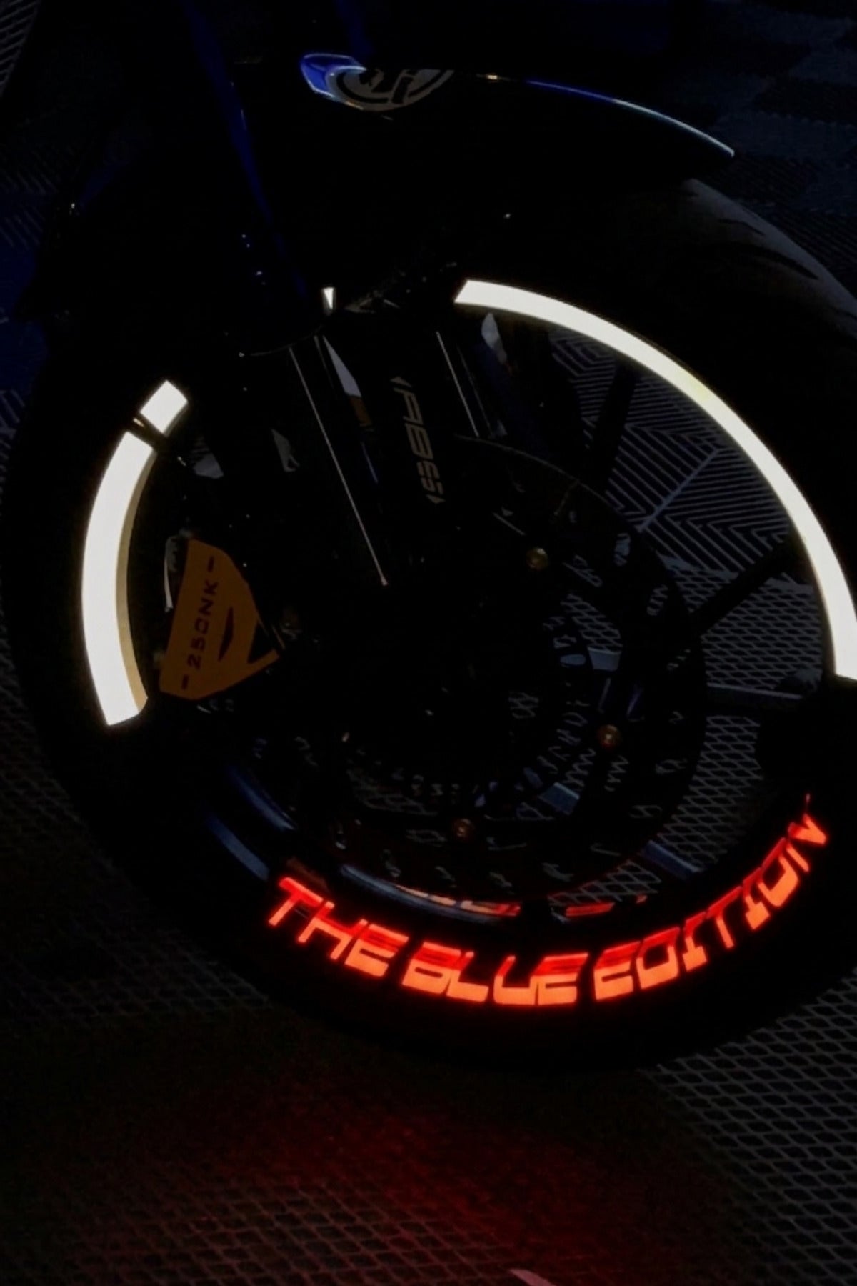 Motosiklet 17 Inch Uyumlu Reflektörlü The Blue Edition Yazılı Yarım Jant Şeridi Sticker Seti (8 Parça)
