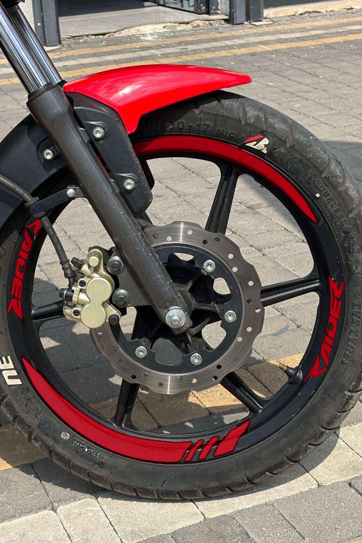 TVS Raider 125 için Kalın Kesikli + Raider Yazılı Jant Şeridi (Ön-Arka-Sağ-Sol)