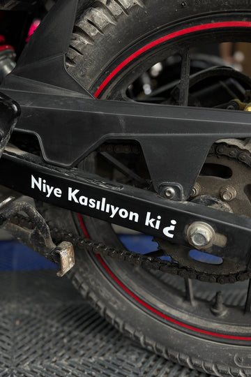 Motosiklet ve Araba için Niye Kasılıyon Ki ? Sticker Etiket (20CM)