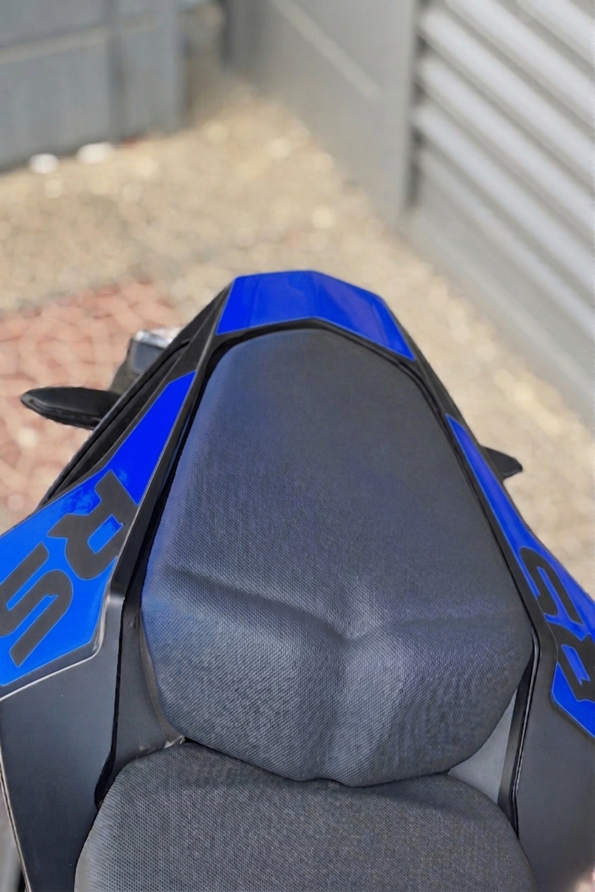 Bajaj Pulsar RS200 için Arka Kuyruk için 3 Parça RS Yazılı Sticker Seti (Tüm Yıllara Uyumlu)