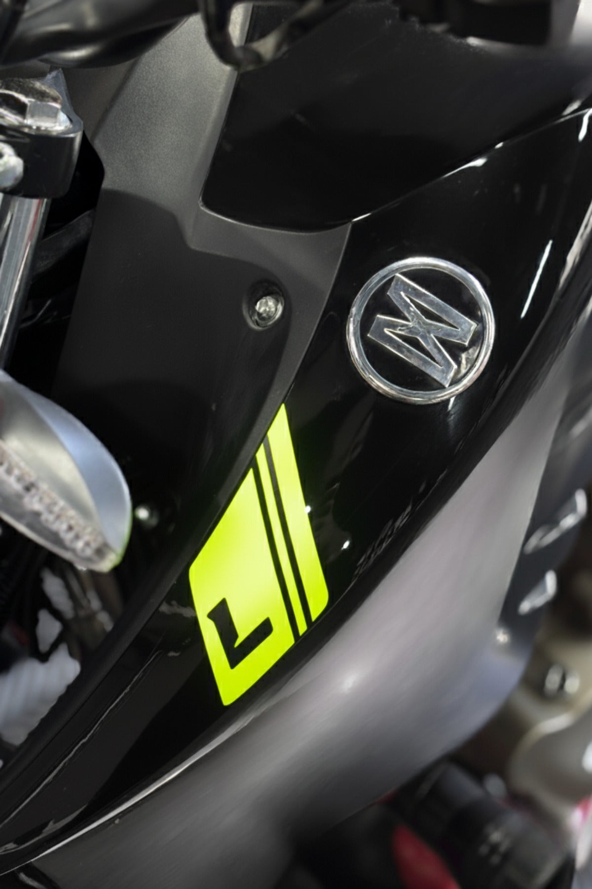 Mondial Drift-L için Logo Önü L Harfli Detay Sticker (Sağ ve Sol)