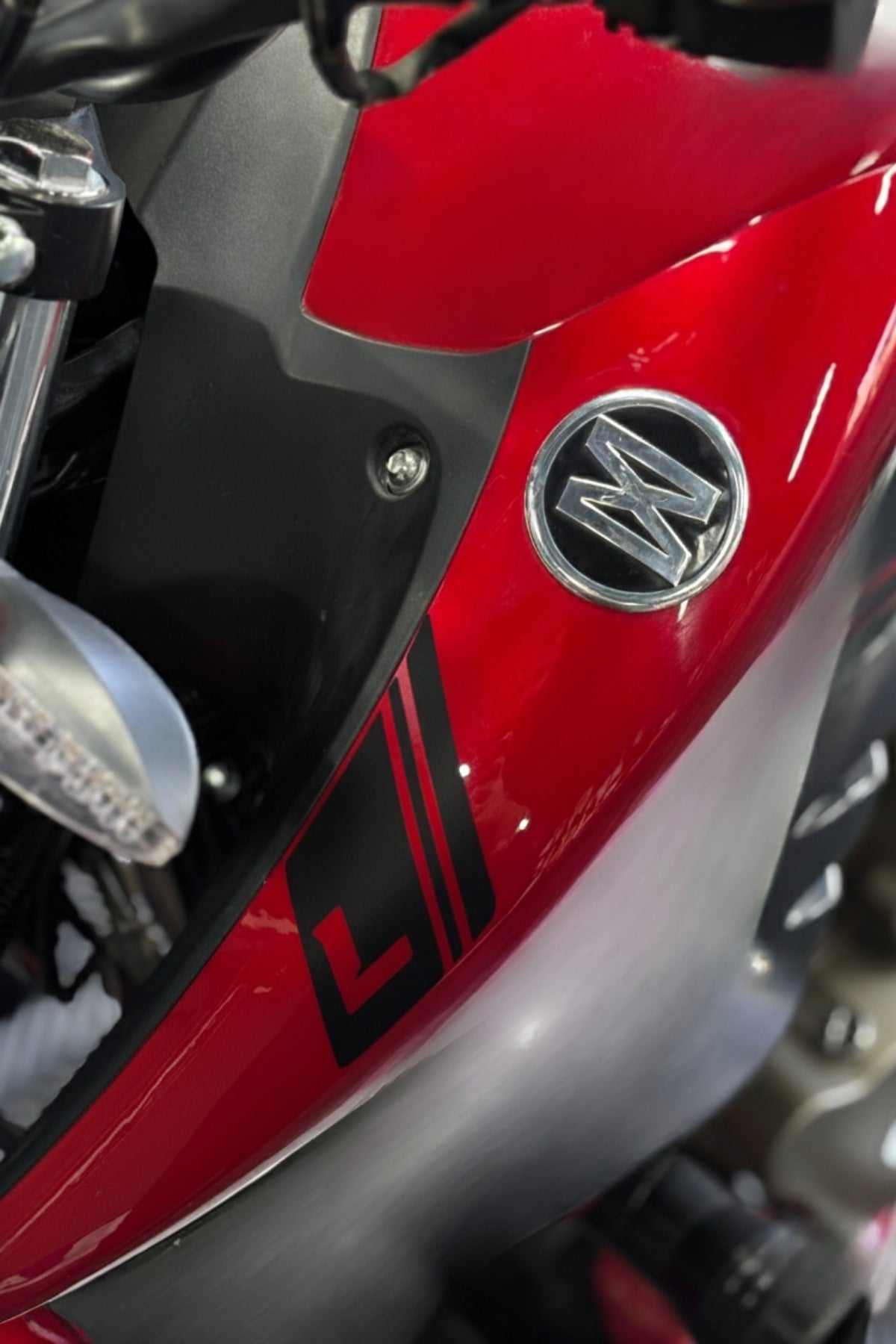 Mondial Drift-L için Logo Önü L Harfli Detay Sticker (Sağ ve Sol)