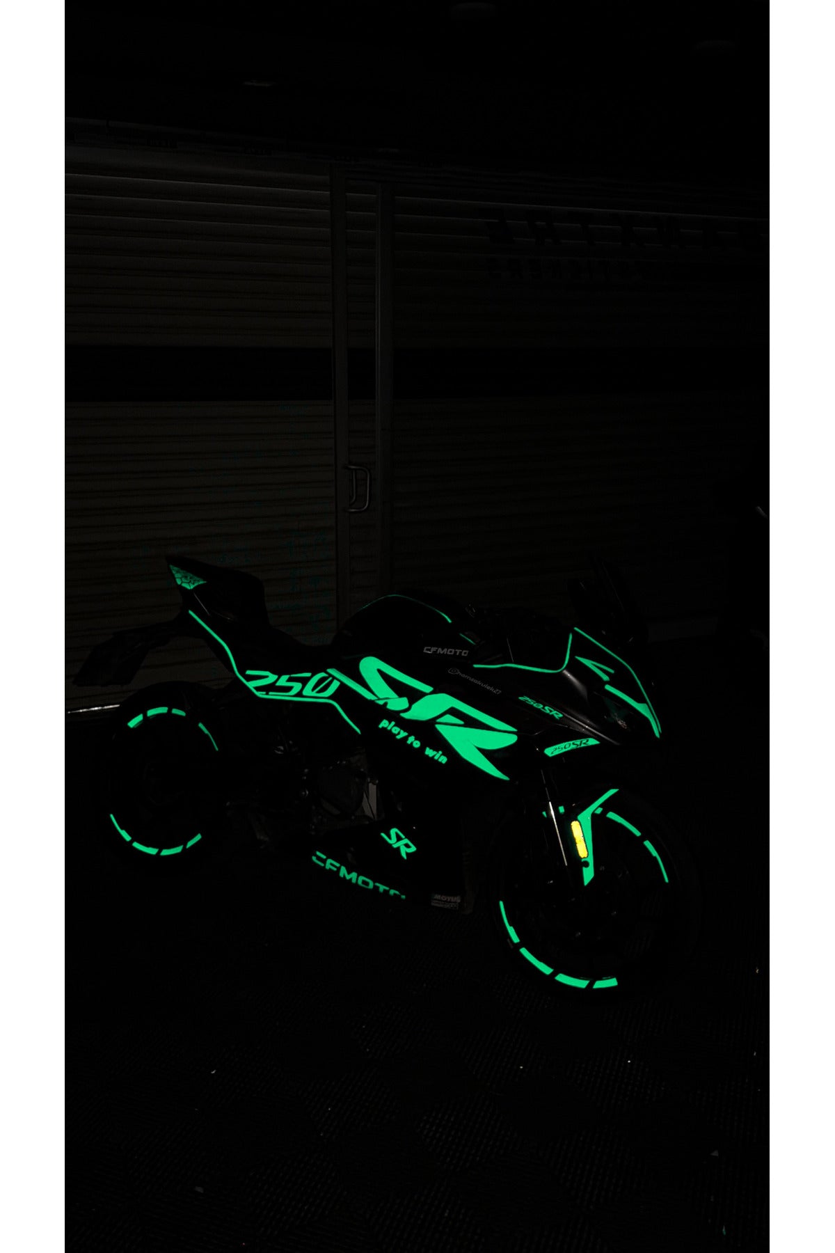 CFMOTO 250SR için Komple Reflektörlü Motosiklet Sticker Seti (Gece Flaş ile Çekimde Parlar) (Sağ ve Sol)