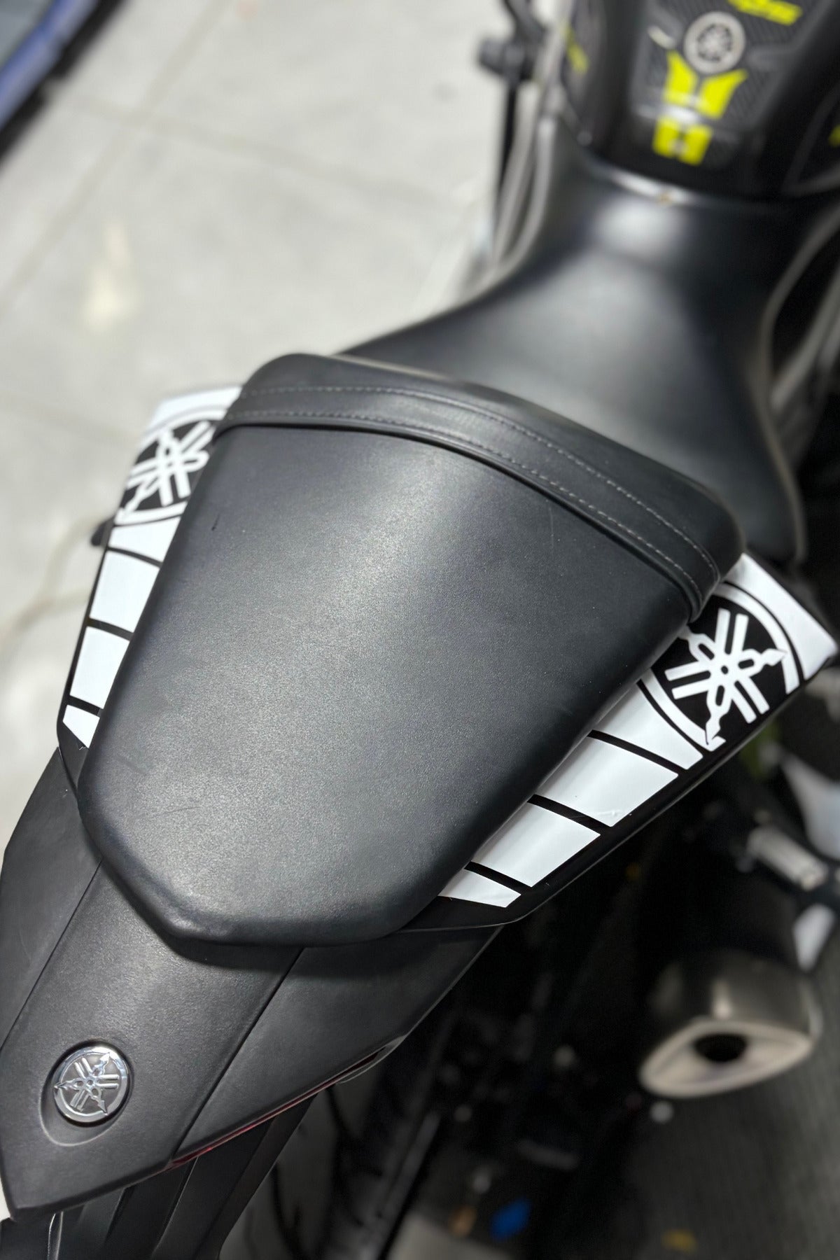 Yamaha Motor Grubu için Kuyruk Tarafı için Beyaz Kuyruk Sticker Seti (Sağ ve Sol )