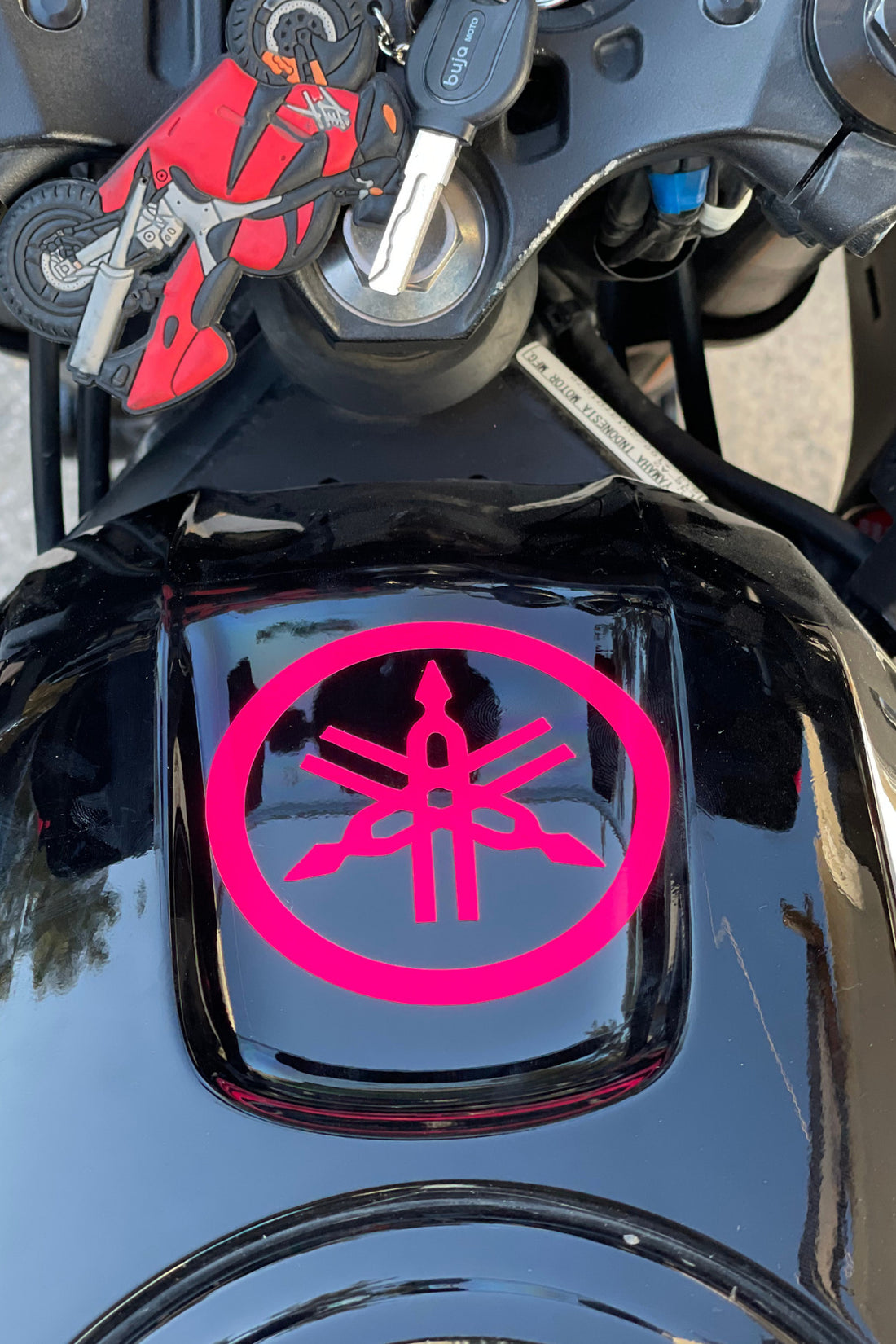 Motor ve Kask için Neon Pembe Yamaha Logo Sticker Etiket 10CMx10CM (1 Adet)