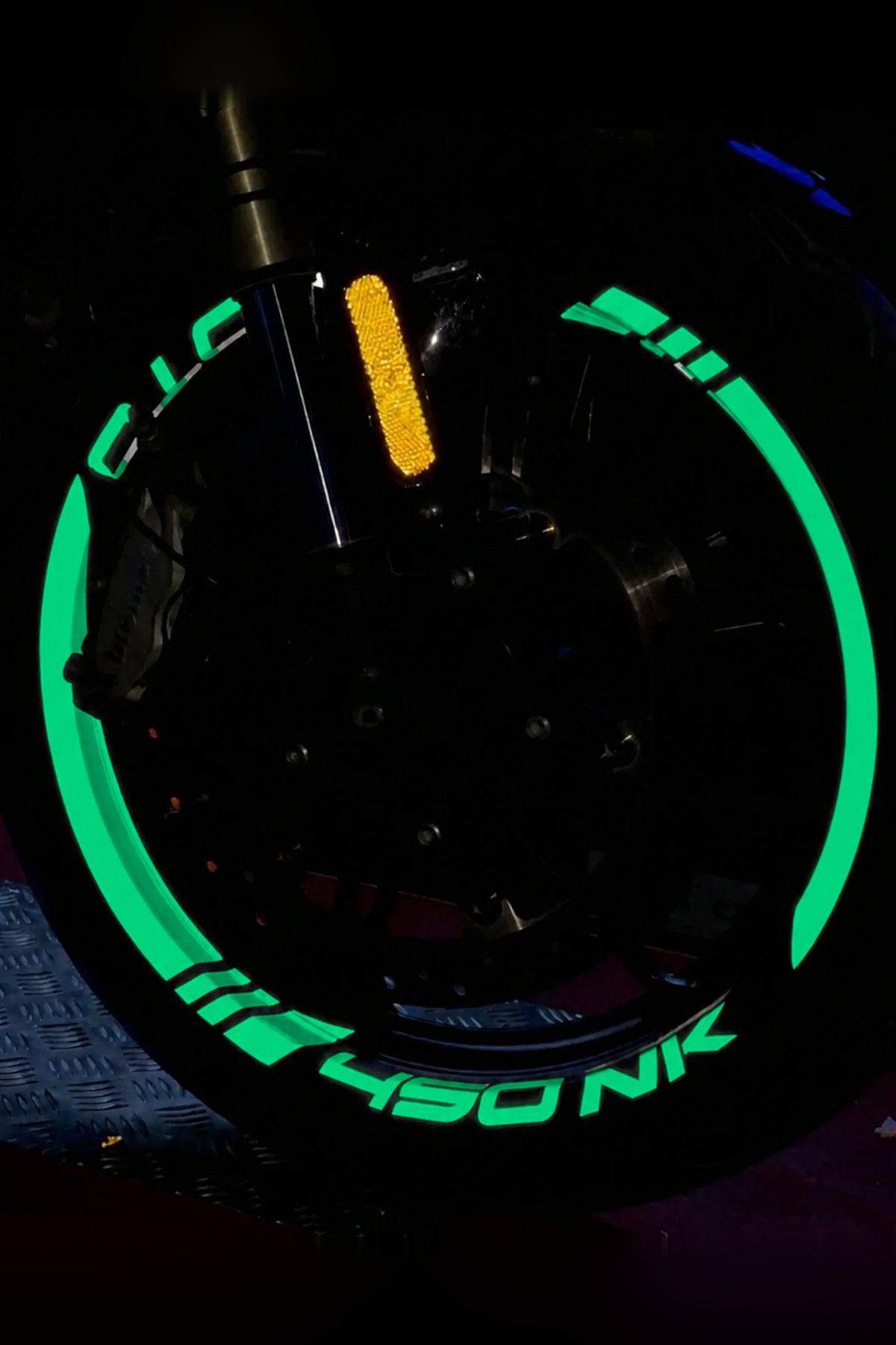 CFMOTO NK450 için Reflektörlü Kalın Kesikli + Yazılı Jant Şeridi Sticker Seti (Ön-Arka Tam Yeter)