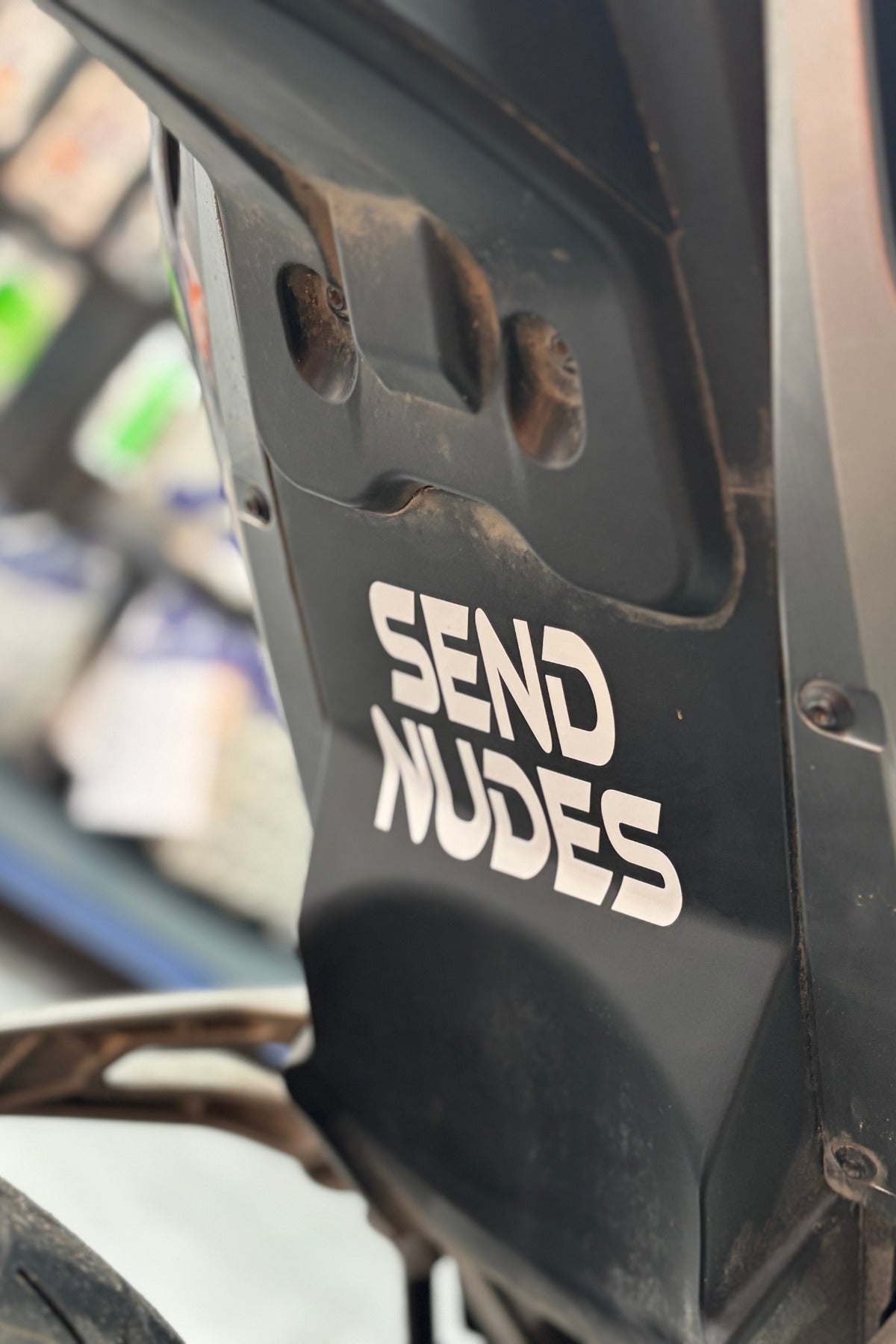 Motosiklet Sele altı ve Depo için Beyaz Renk Büyük Send Nudes Sticker