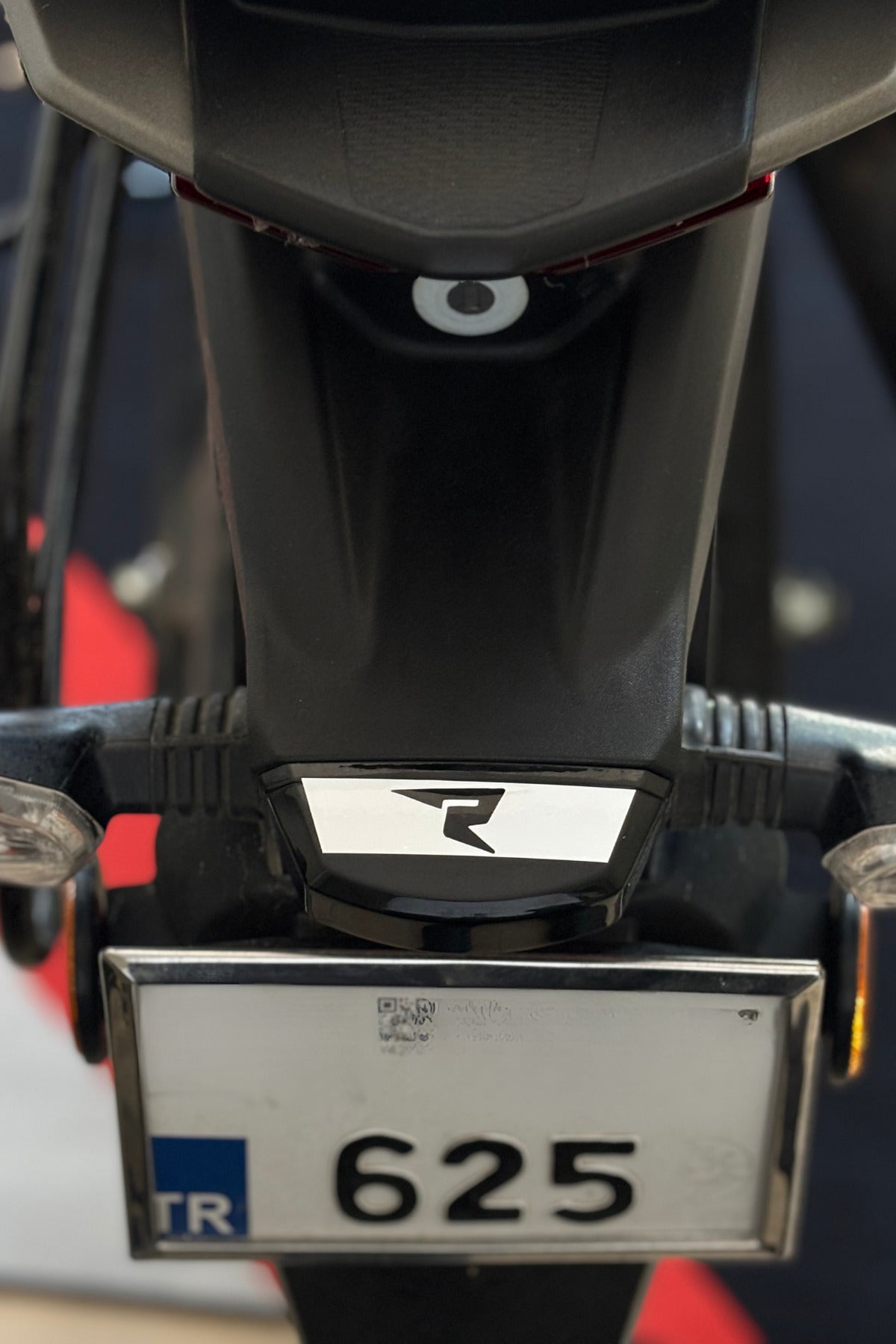 TVS Raider Arka Kuyruk için Ufak Detay Sticker R Logolu(1 Adet)